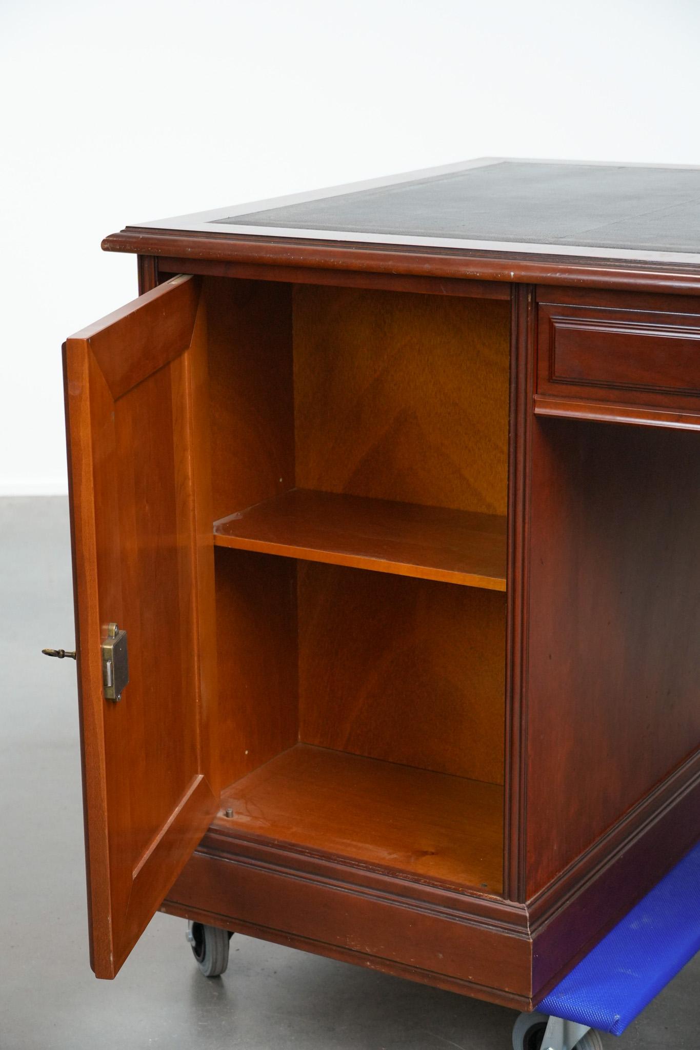 Chesterfield-Schreibtisch/Partnertisch im englischen Stil mit schwarzer Lederplatte im Angebot 13