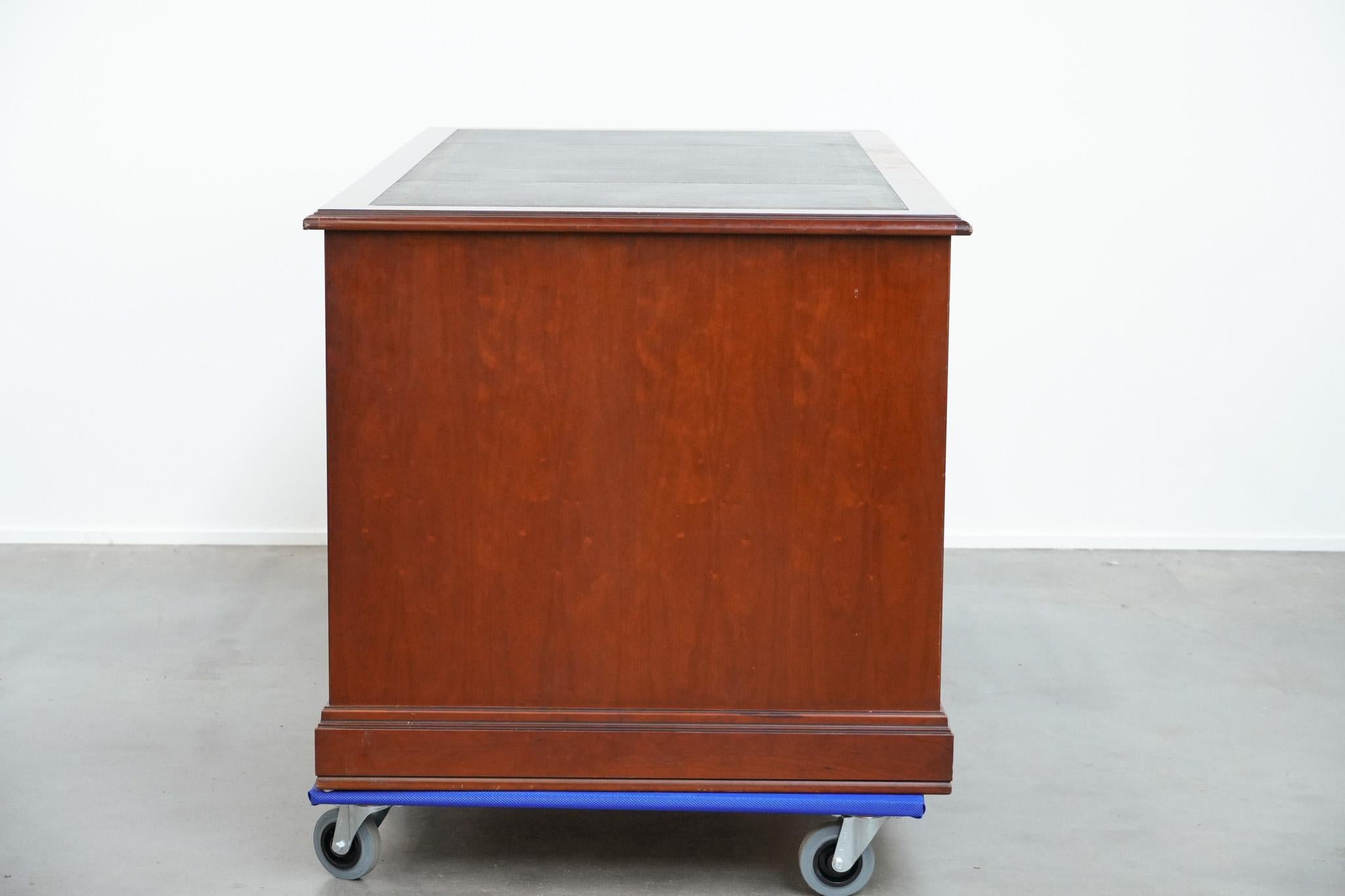 Chesterfield-Schreibtisch/Partnertisch im englischen Stil mit schwarzer Lederplatte (Klassisch-römisch) im Angebot