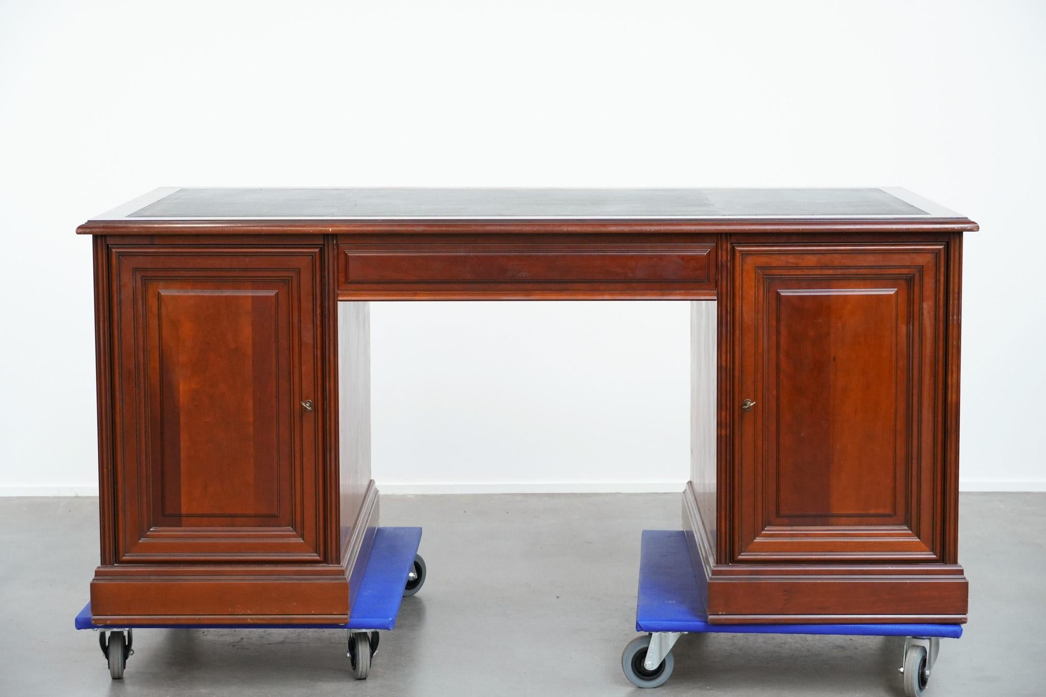 Chesterfield-Schreibtisch/Partnertisch im englischen Stil mit schwarzer Lederplatte (Handgefertigt) im Angebot