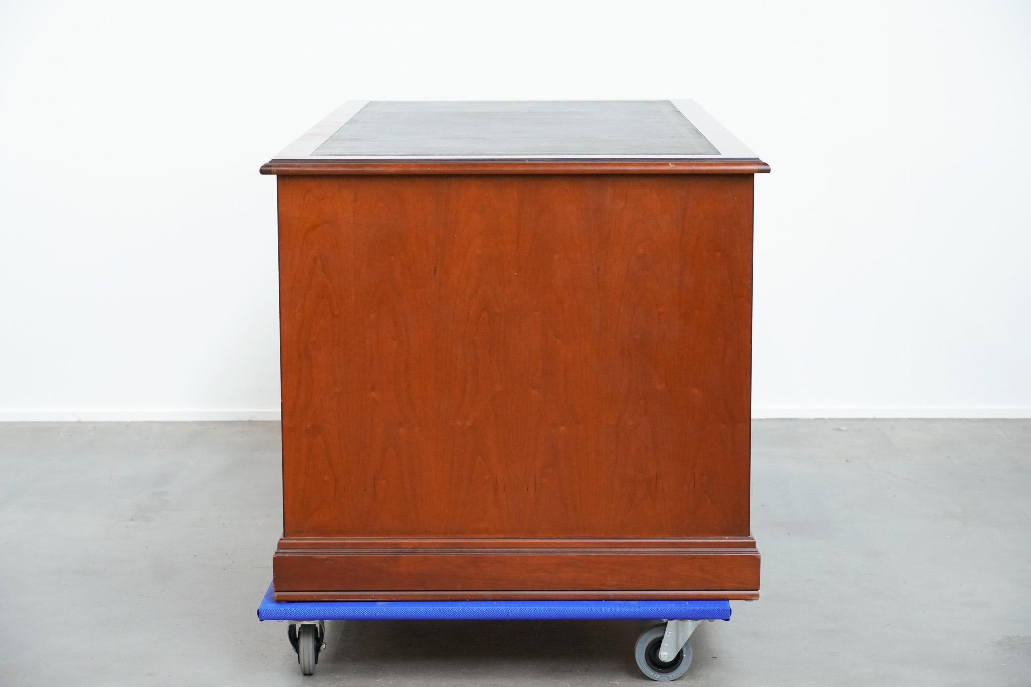 Chesterfield-Schreibtisch/Partnertisch im englischen Stil mit schwarzer Lederplatte im Zustand „Gut“ im Angebot in Harderwijk, NL