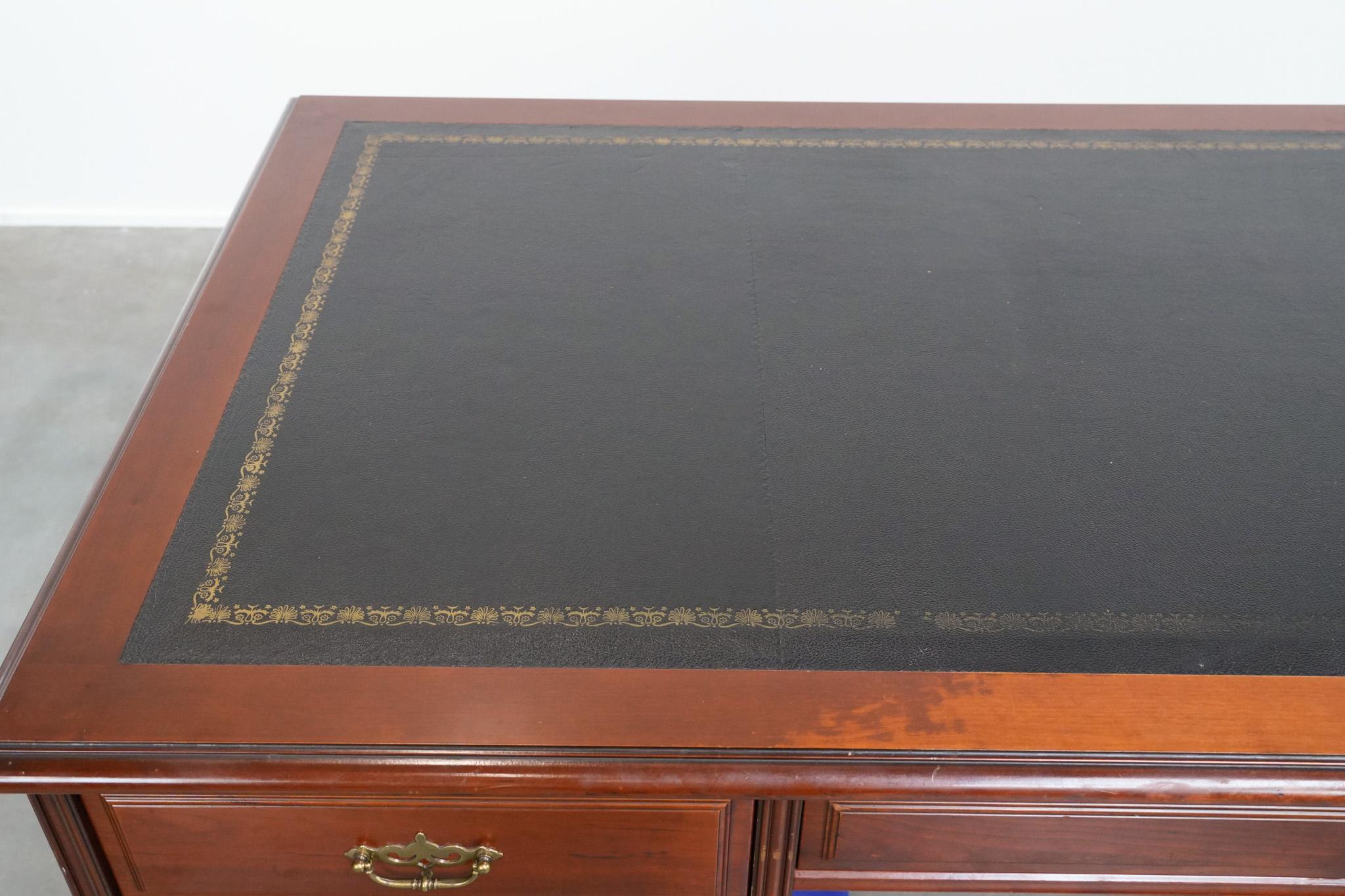 Chesterfield-Schreibtisch/Partnertisch im englischen Stil mit schwarzer Lederplatte (21. Jahrhundert und zeitgenössisch) im Angebot