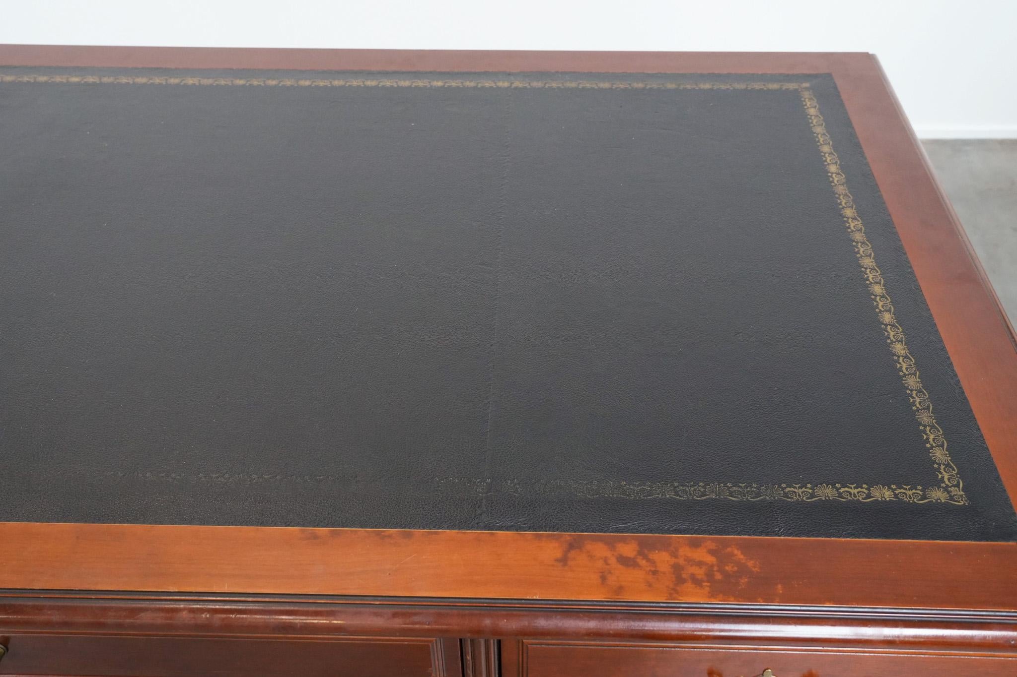 Chesterfield-Schreibtisch/Partnertisch im englischen Stil mit schwarzer Lederplatte im Angebot 1