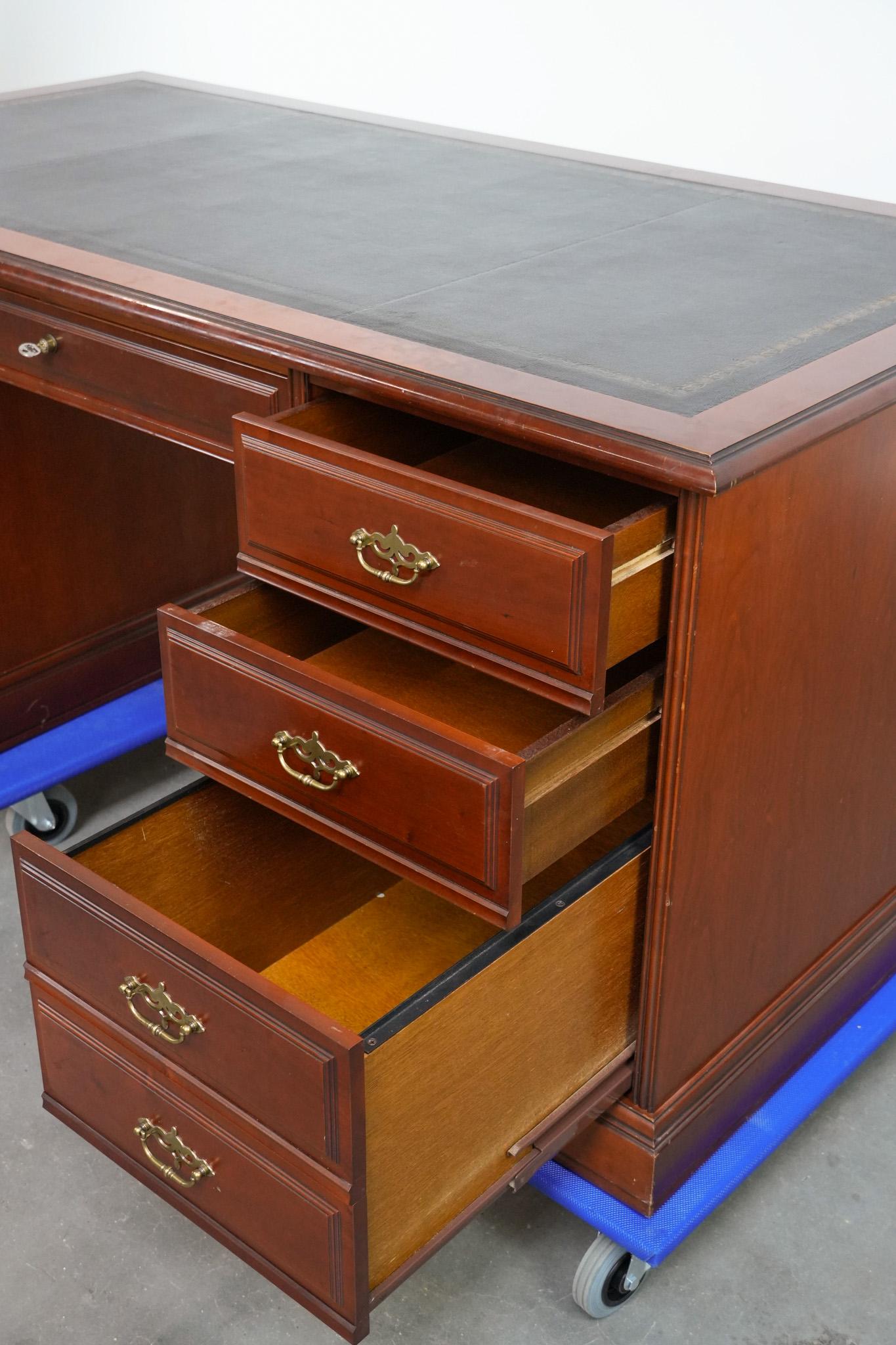 Chesterfield-Schreibtisch/Partnertisch im englischen Stil mit schwarzer Lederplatte im Angebot 2