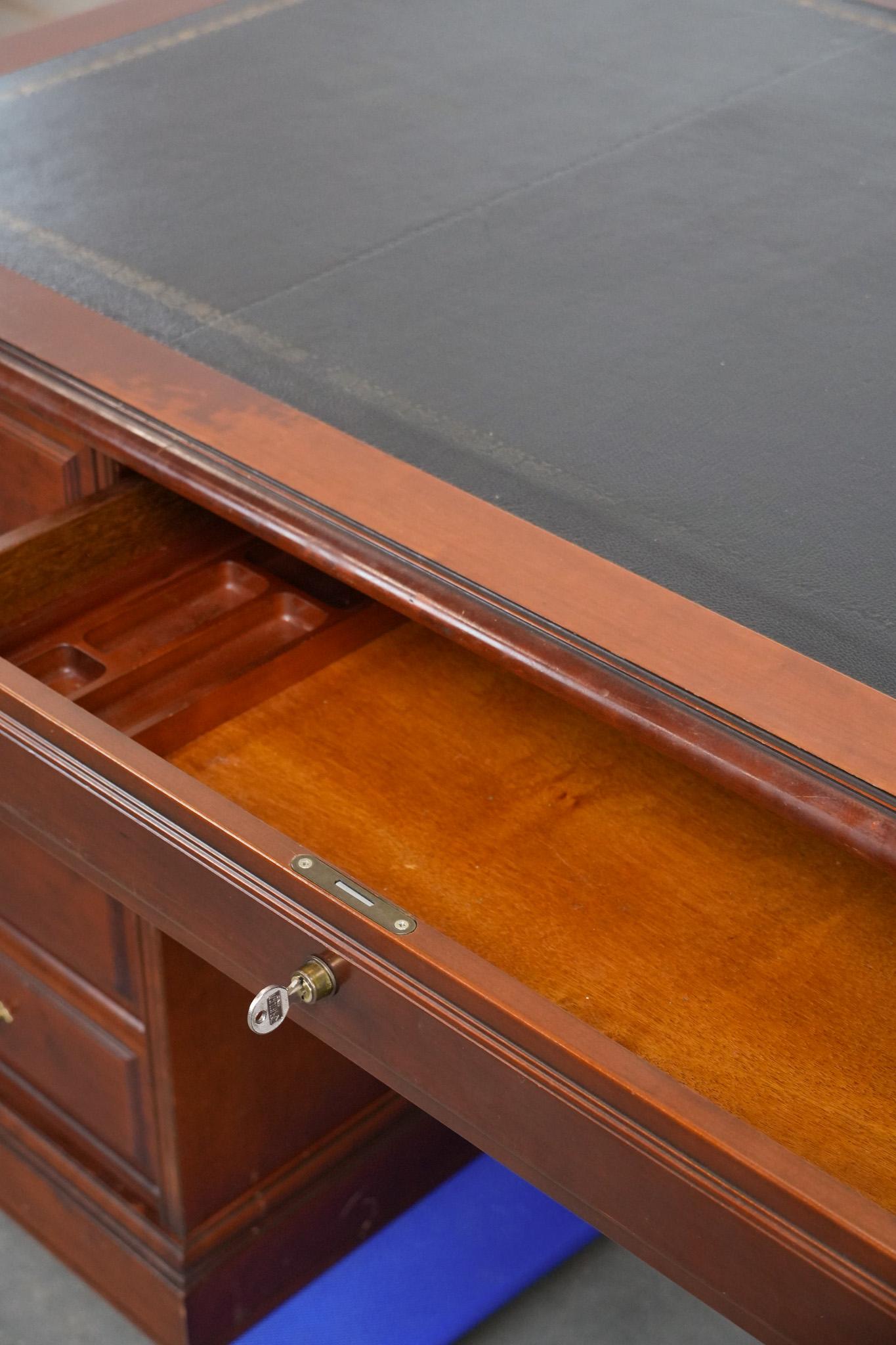 Chesterfield-Schreibtisch/Partnertisch im englischen Stil mit schwarzer Lederplatte im Angebot 3