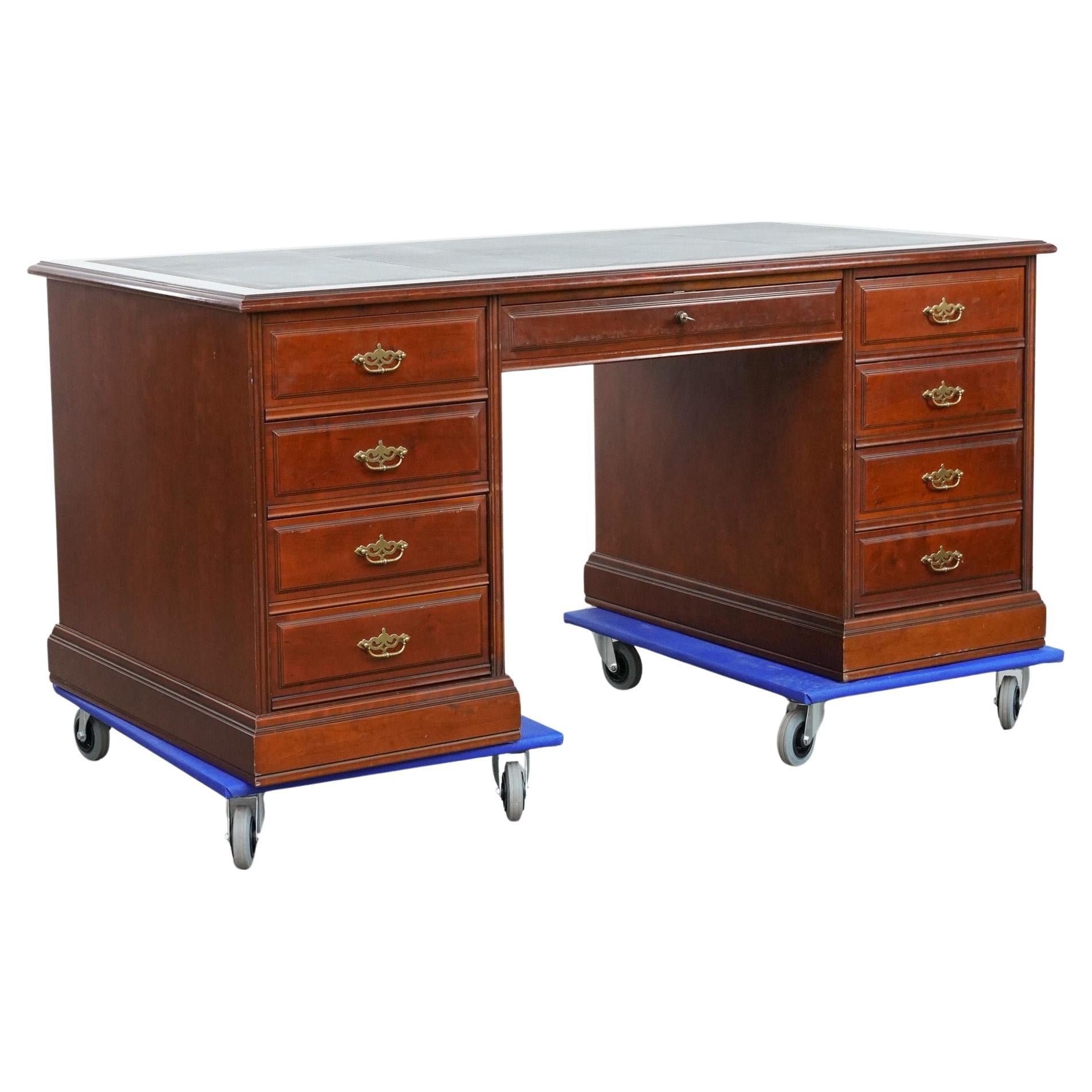 Chesterfield-Schreibtisch/Partnertisch im englischen Stil mit schwarzer Lederplatte im Angebot