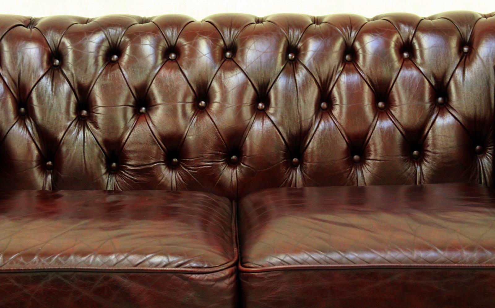 Chesterfield English Sofa Leather Antique Vintage Couch Chippendale In Good Condition For Sale In Lage, DE