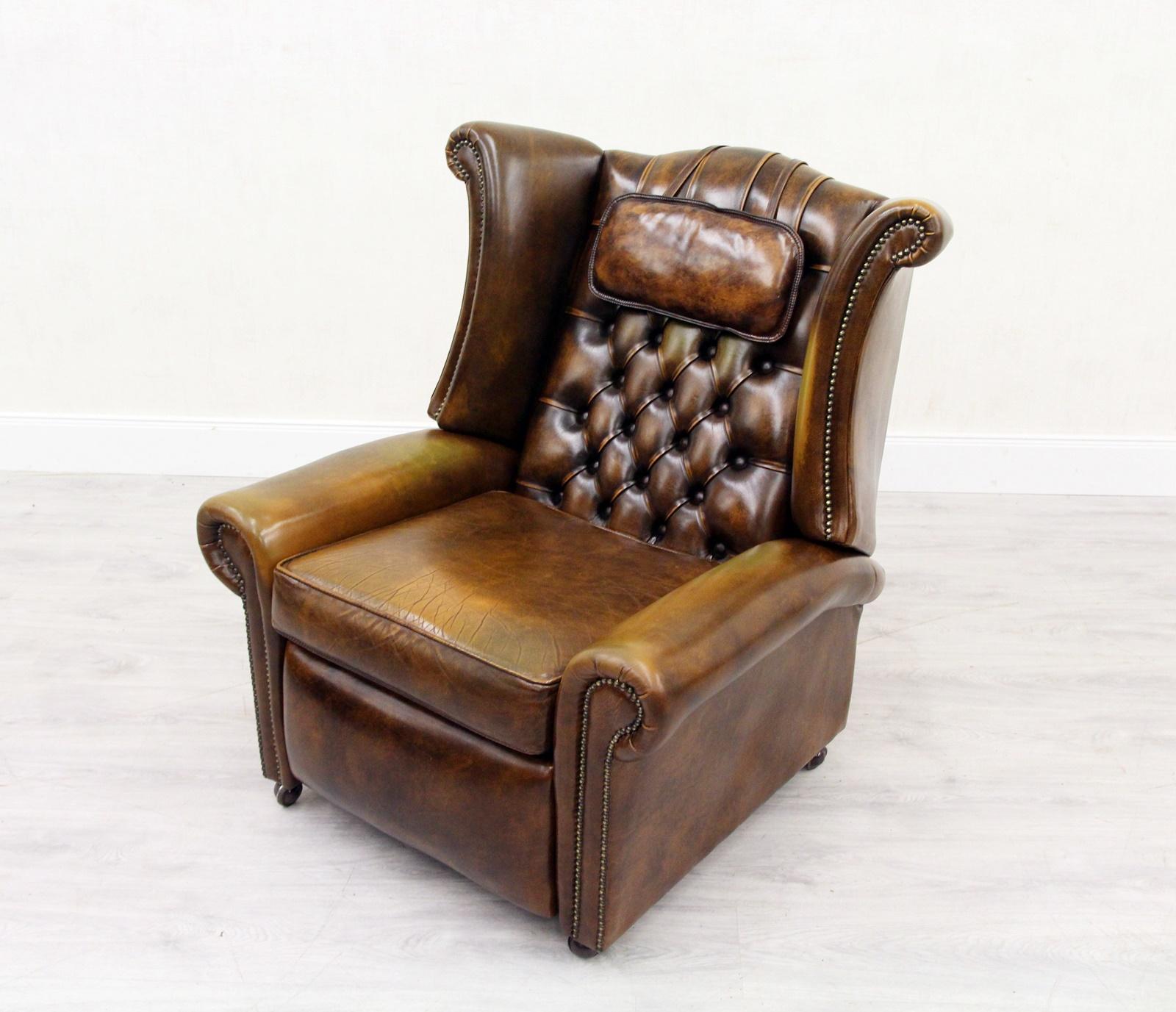 Chesterfield TV armchair
The shape is especially beautiful
Measures: Armchair:
Height x 98 cm width x 90 cm depth x 90cm
Condition: The armchair is in good condition for the age and still has the charm of the 