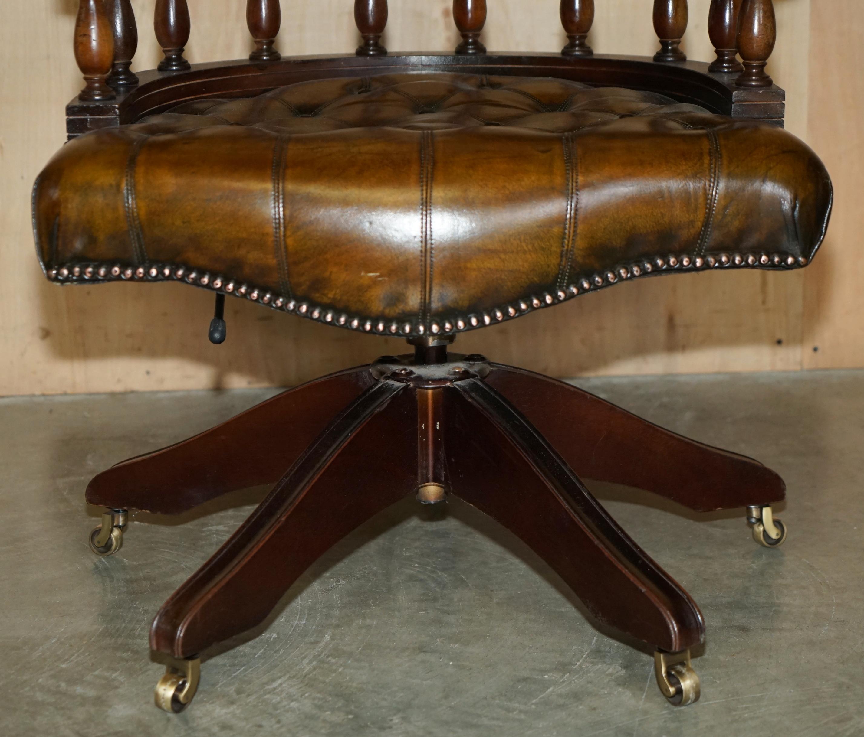 CHESTERFIELD FULLY RESTORED CIGAR BROWN LEATHER SWiVEL CAPTAINS OFFICE CHAIR For Sale 3
