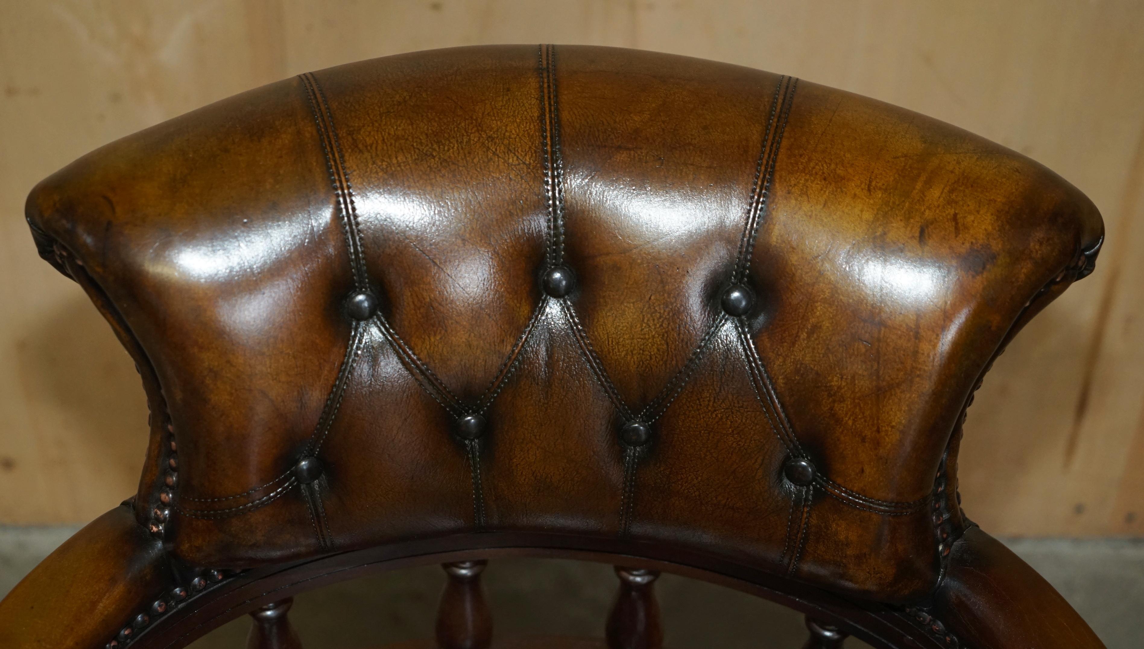 Hand-Crafted CHESTERFIELD FULLY RESTORED CIGAR BROWN LEATHER SWiVEL CAPTAINS OFFICE CHAIR For Sale