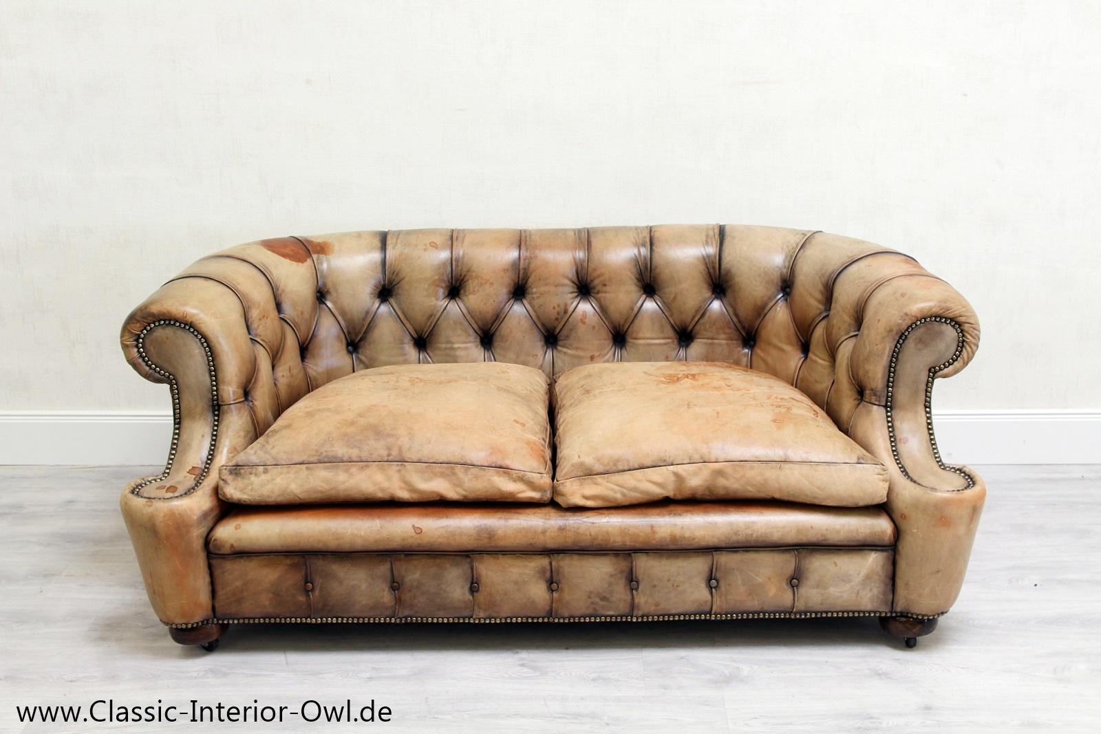Zustand: Das Sofa ist in einem SEHR gutem Zustand, es hat normale Gebrauchtspuren (Patina)

Das sofa ist sauber und eingefettet, die Möbel kann sofort benutzt werden.
Polster ist in einem gutem Zustand (siehe Fotos).

Farbe: Grau/Braun
Kissen: