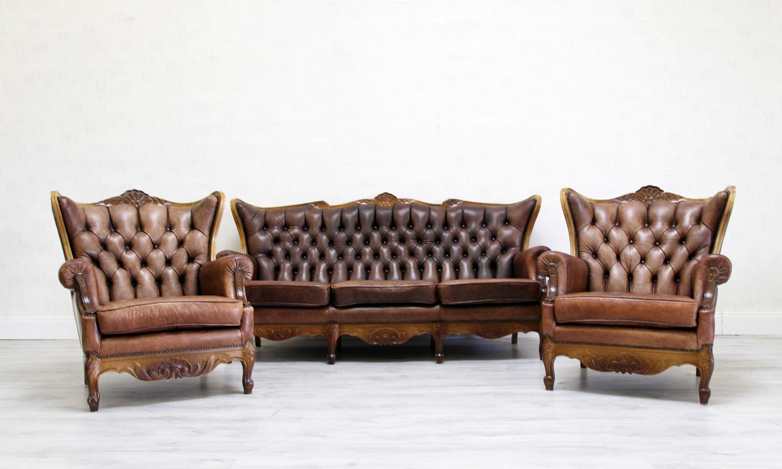 Chippendale/Chesterfield Garnitur 3-2-1
Der Preis ist für alles zusammen
in originellem Design
Zustand: Die Garnitur ist in einem SEHR guten Zustand, es hat normale Gebrauchsspuren (Patina)

Die Garnitur ist sauber und eingefettet, die Möbel