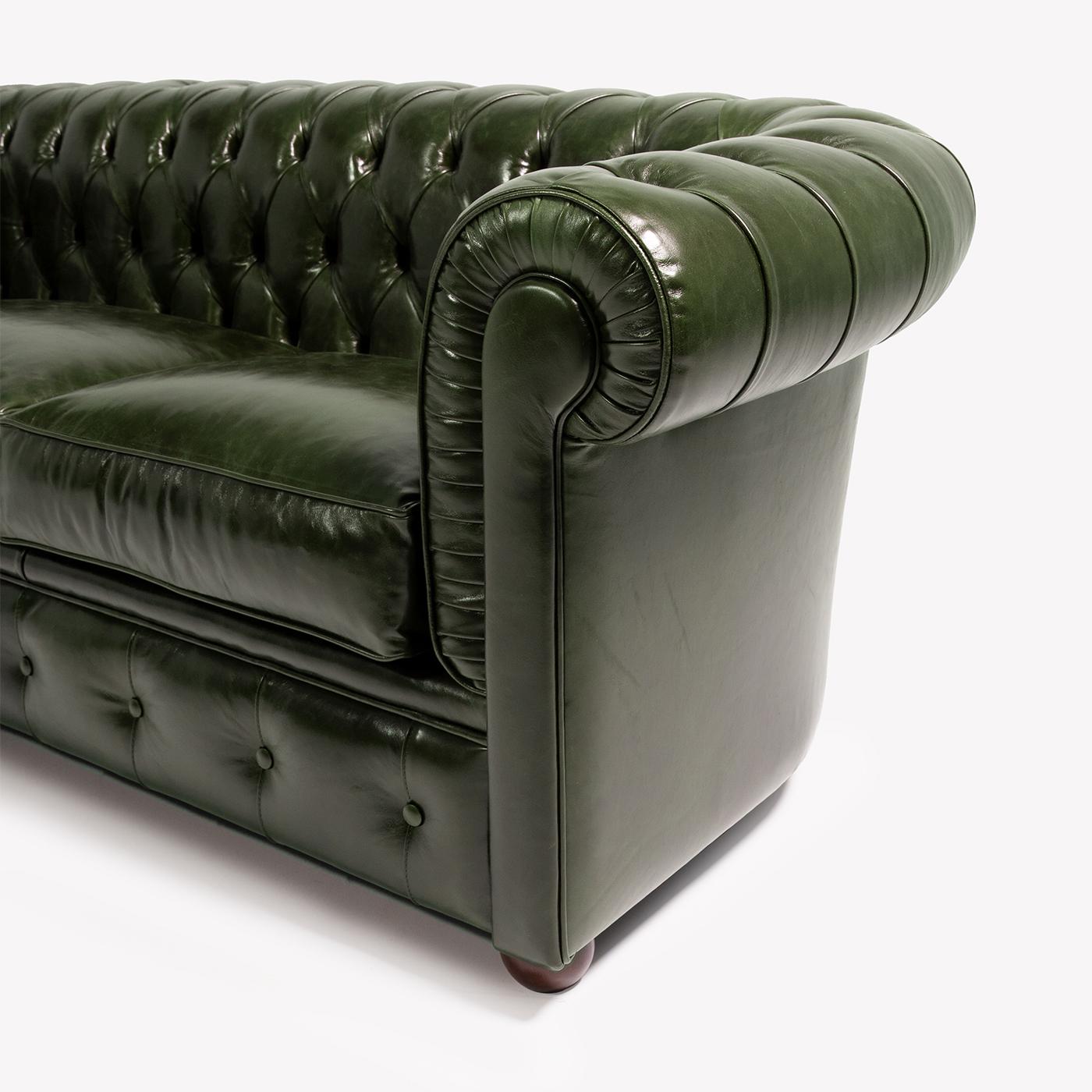 Le canapé Chesterfield, de la collection Tribeca, est une icône du monde du salon en cuir, un classique intemporel dans le monde du tissu d'ameublement, un objet qui enrichit n'importe quelle maison et fait vibrer tous ceux qui le regardent. Pour la