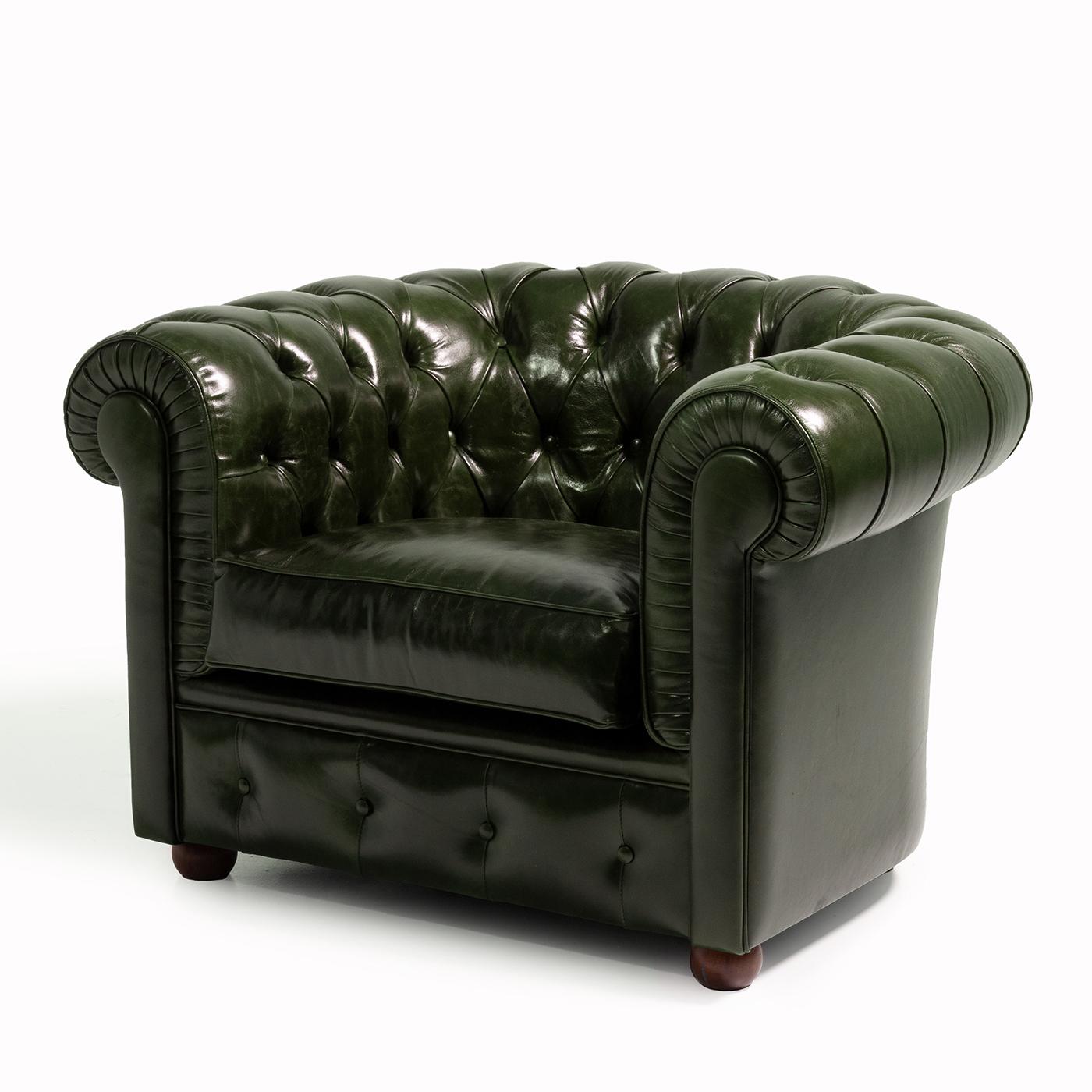 The Chesterfield armchair, from Tribeca Collection, is an icon of the world of the leather lounge, a timeless classic in the world of upholstery, an item that enriches any home and moves anyone who looks at it. For the realization of the