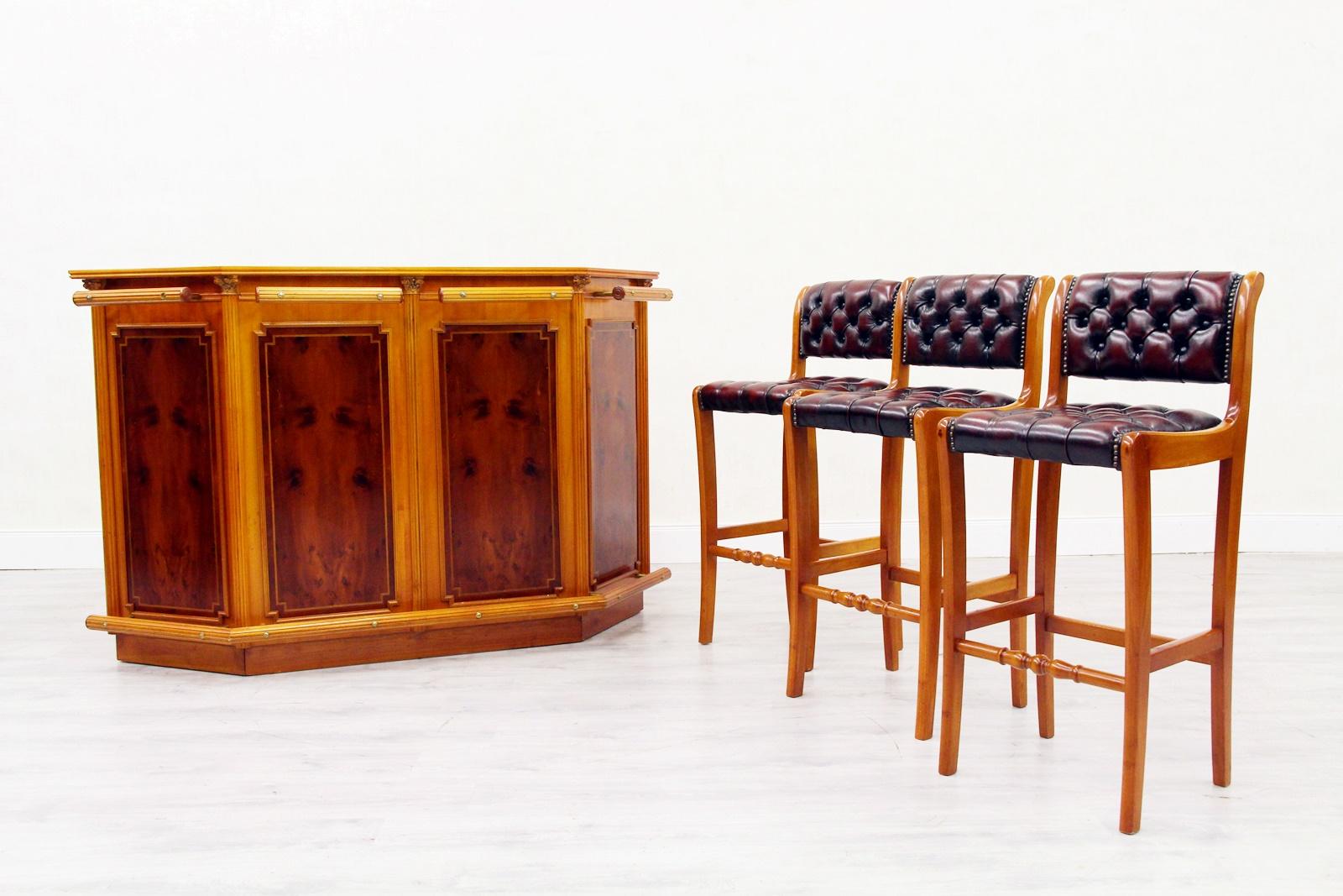 Chesterfield house bar with 3 stools
in original design 1970-1980

Condition: The bar and stools are in VERY good condition
bar
Heightx104cm lengthx163cm depthx67cm
stool
Heightx99cm seat height x 72cm widthx43cm depthx42cm

Upholstery is