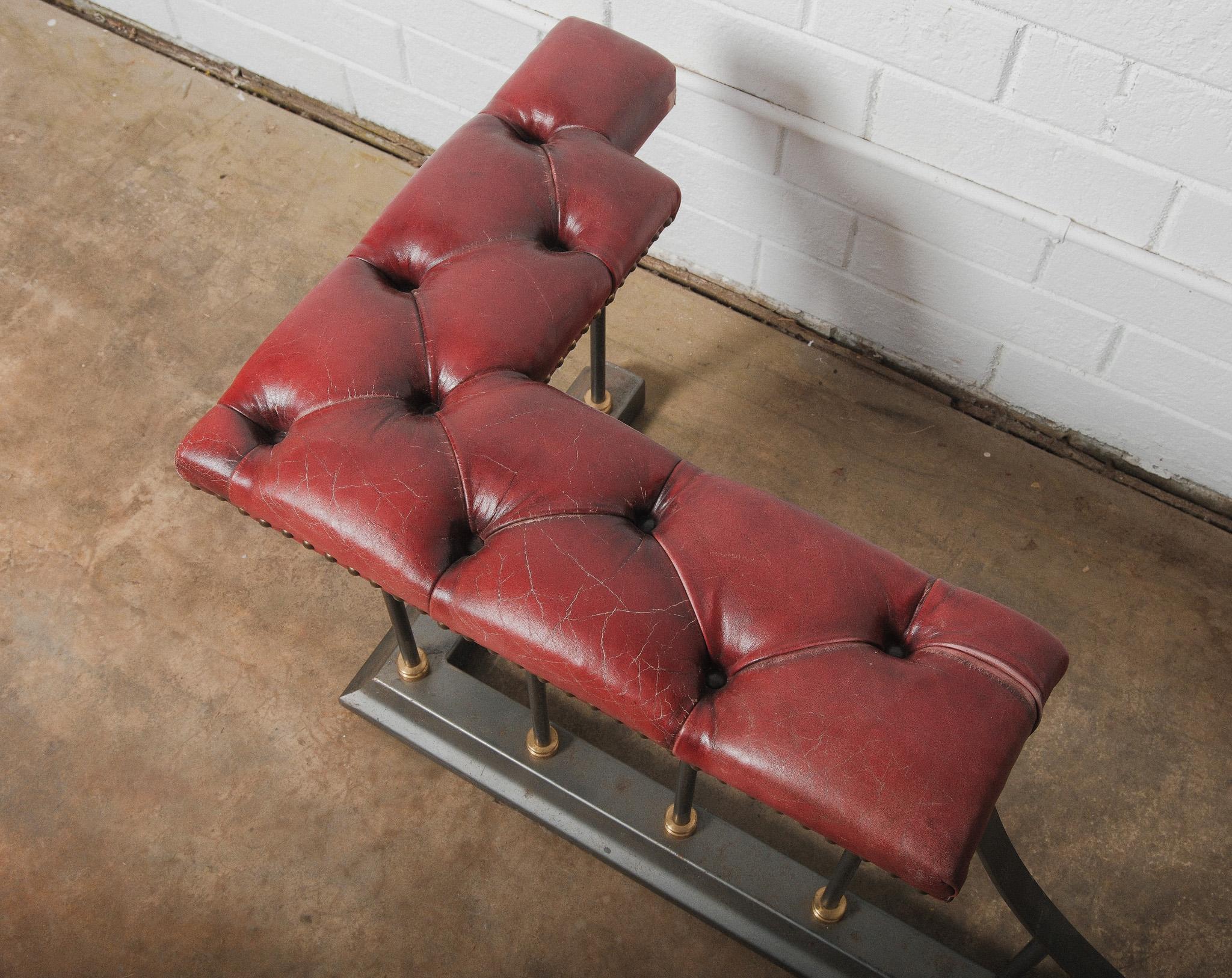 Defensa Club Chesterfield de Cuero y Hierro con Asientos Burgundy Acolchados Victoriano en venta