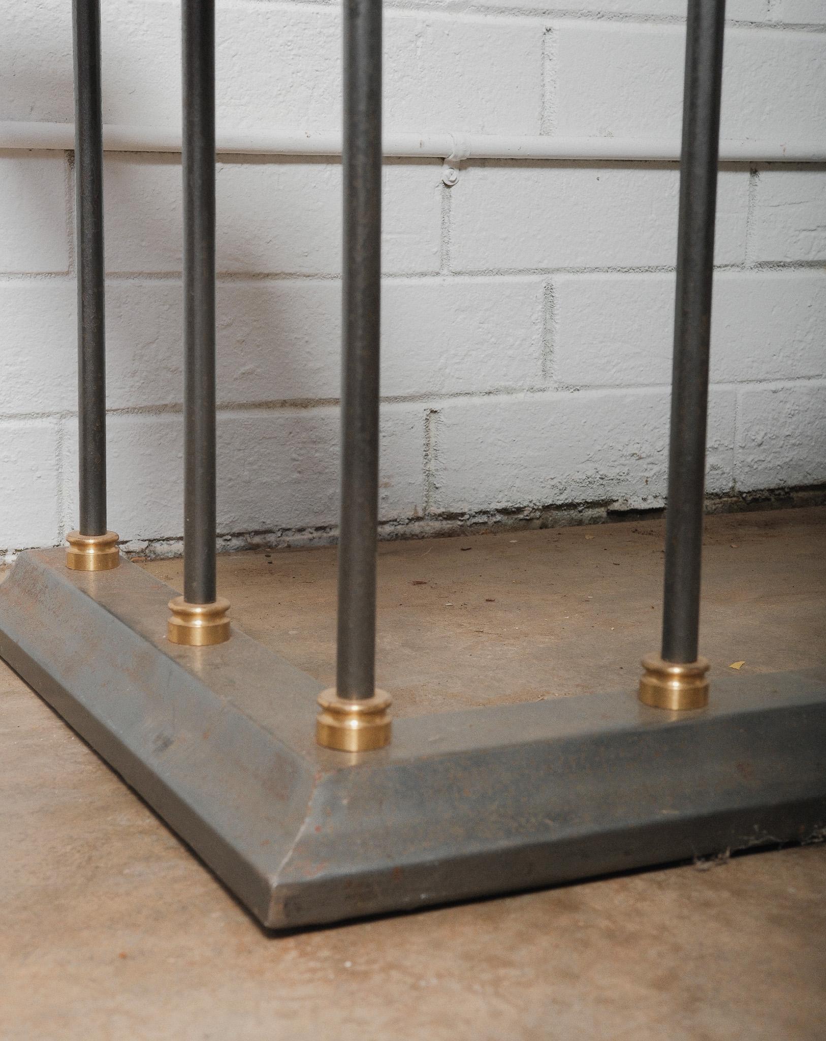 Defensa Club Chesterfield de Cuero y Hierro con Asientos Burgundy Acolchados Europeo en venta