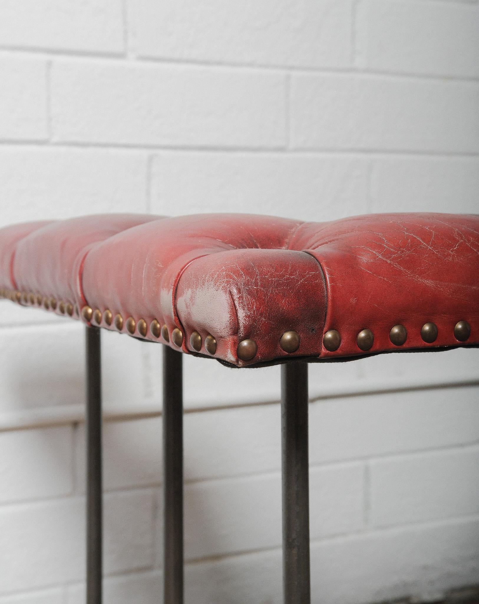 Defensa Club Chesterfield de Cuero y Hierro con Asientos Burgundy Acolchados en Bueno estado para la venta en High Point, NC