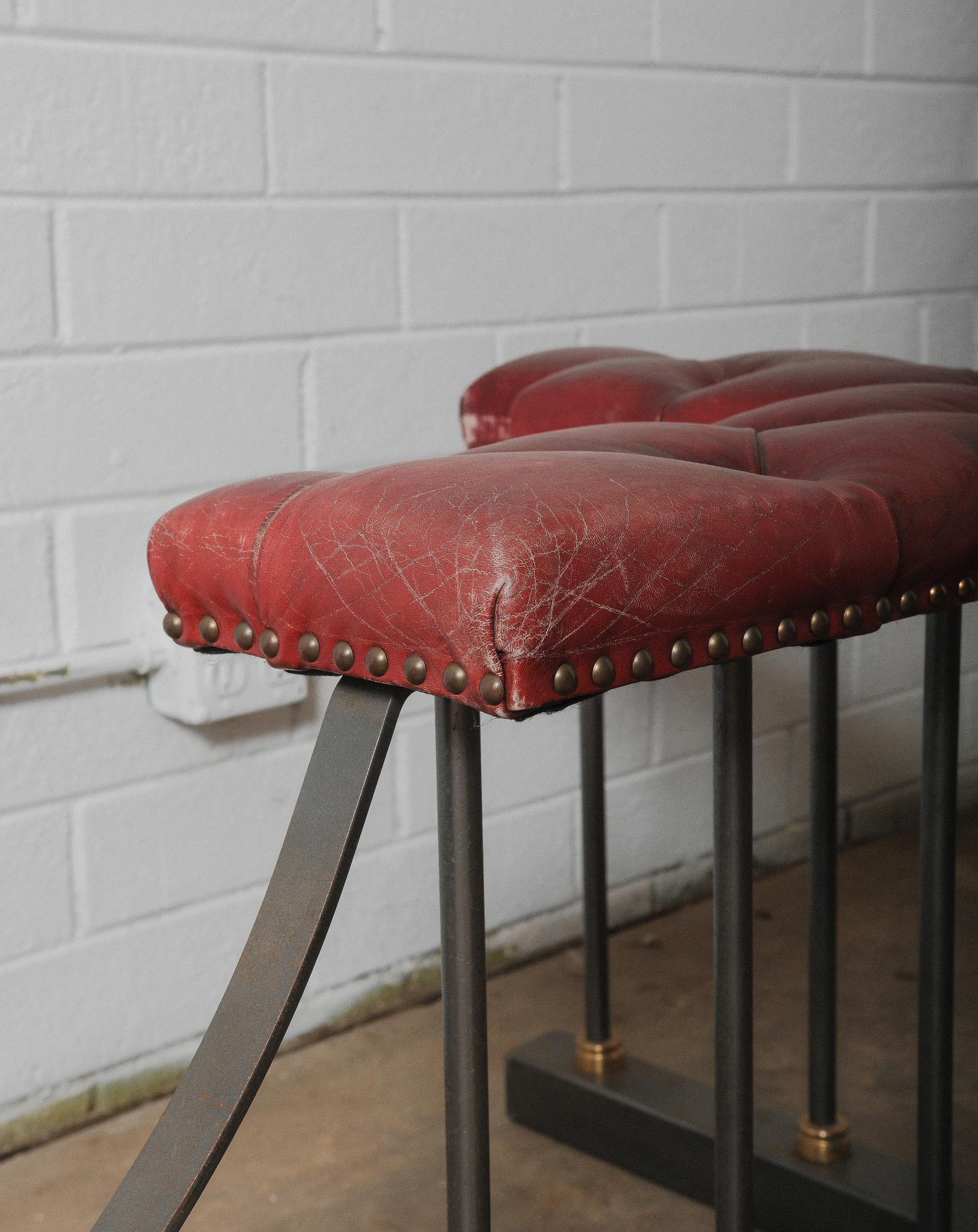 Defensa Club Chesterfield de Cuero y Hierro con Asientos Burgundy Acolchados siglo XX en venta