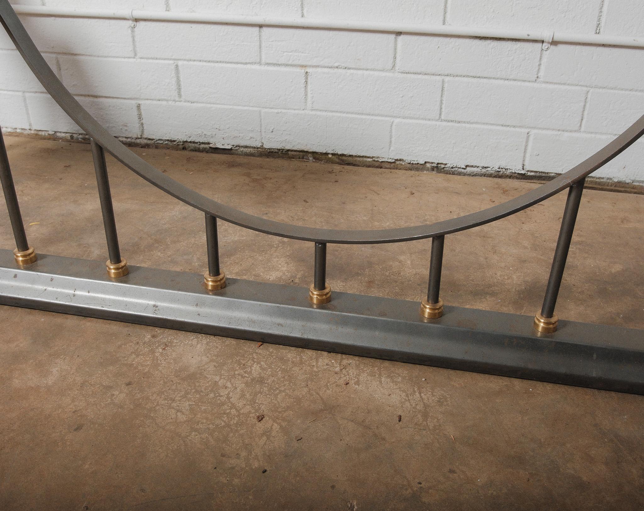 Defensa Club Chesterfield de Cuero y Hierro con Asientos Burgundy Acolchados en venta 1