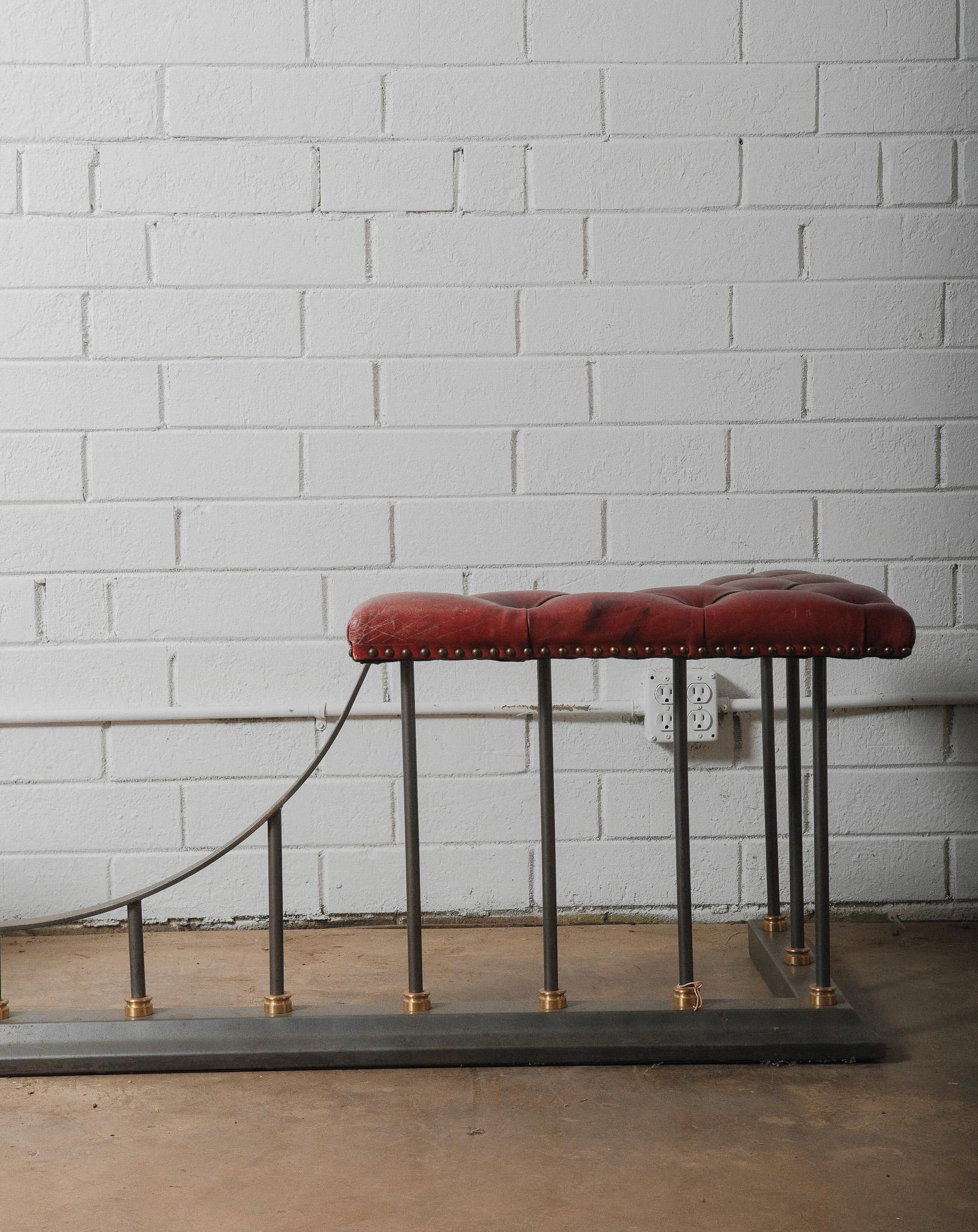 Defensa Club Chesterfield de Cuero y Hierro con Asientos Burgundy Acolchados en venta 2