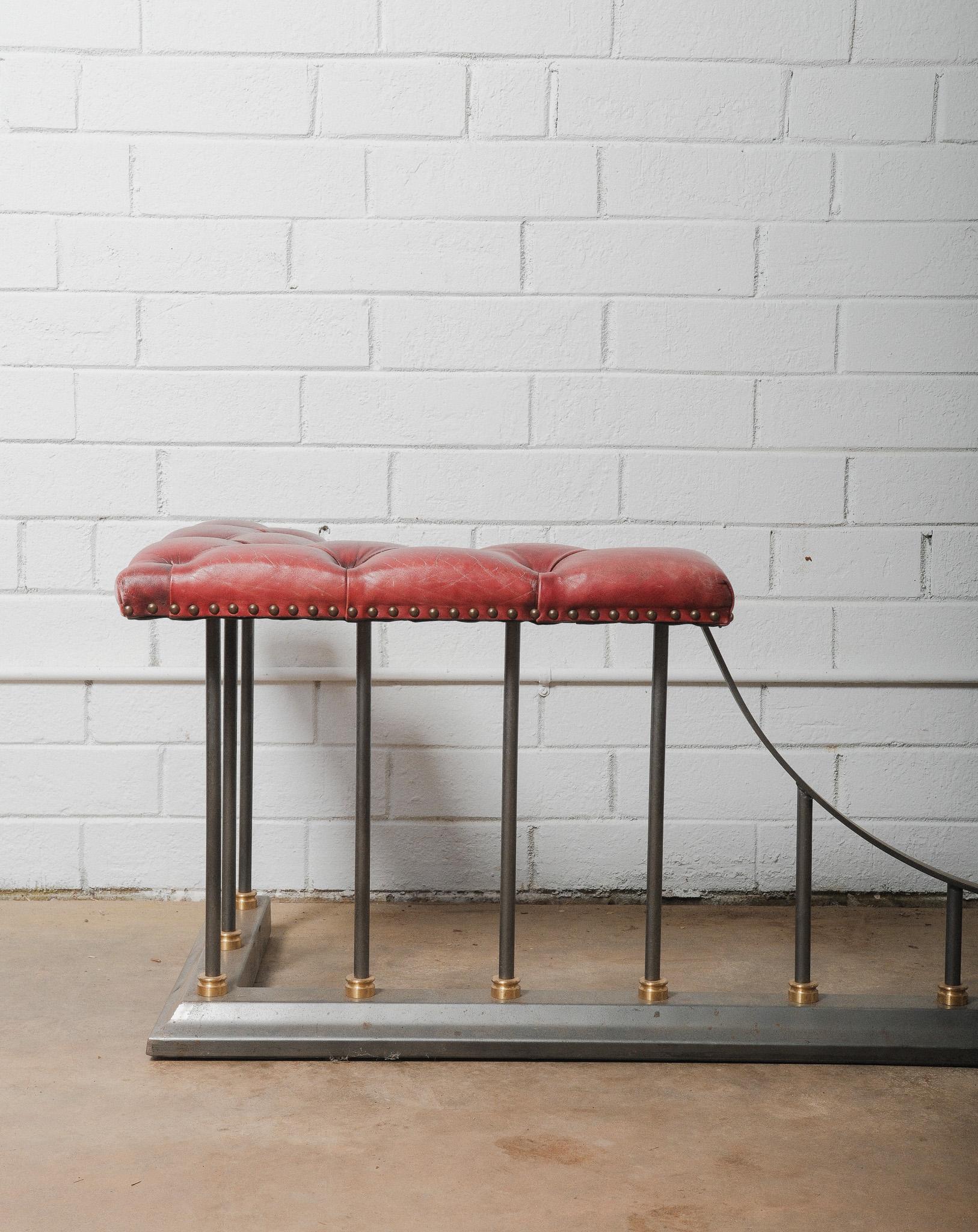 Defensa Club Chesterfield de Cuero y Hierro con Asientos Burgundy Acolchados en venta 3