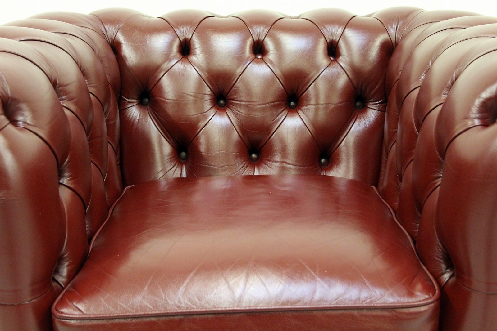 Chesterfield real leather armchair
in original design

Condition: The chair is in a very good condition
Armchair
Height 72cm, length 105cm, depth 90cm
Upholstery is in a very good condition with beautiful patina (see photos).
Color: Oxblood /