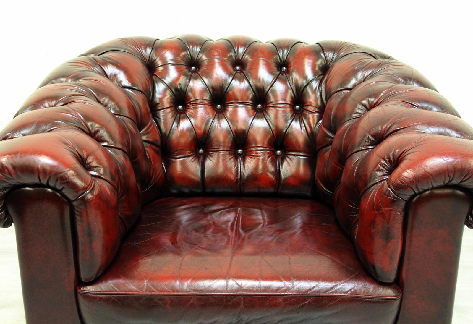 Chesterfield real leather armchair
in original design.

Condition: The armchairs are in a very good condition.
Armchair
Measure: Height x 78cm, length x 100cm, depth x 90cm.
Upholstery is in a very good condition with beautiful patina (see