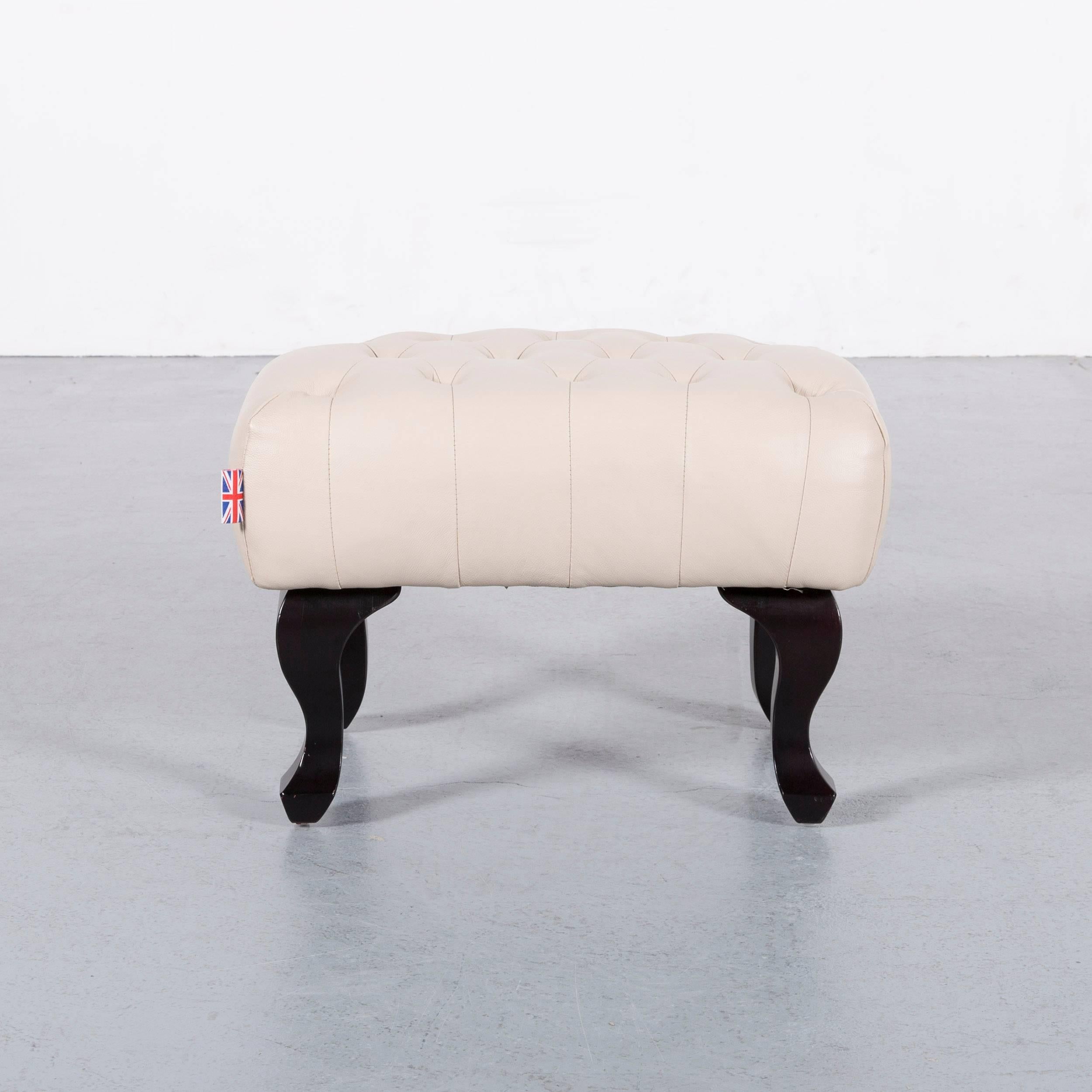 We bring to you an Chesterfield leather foot-stool off-white bench.

































