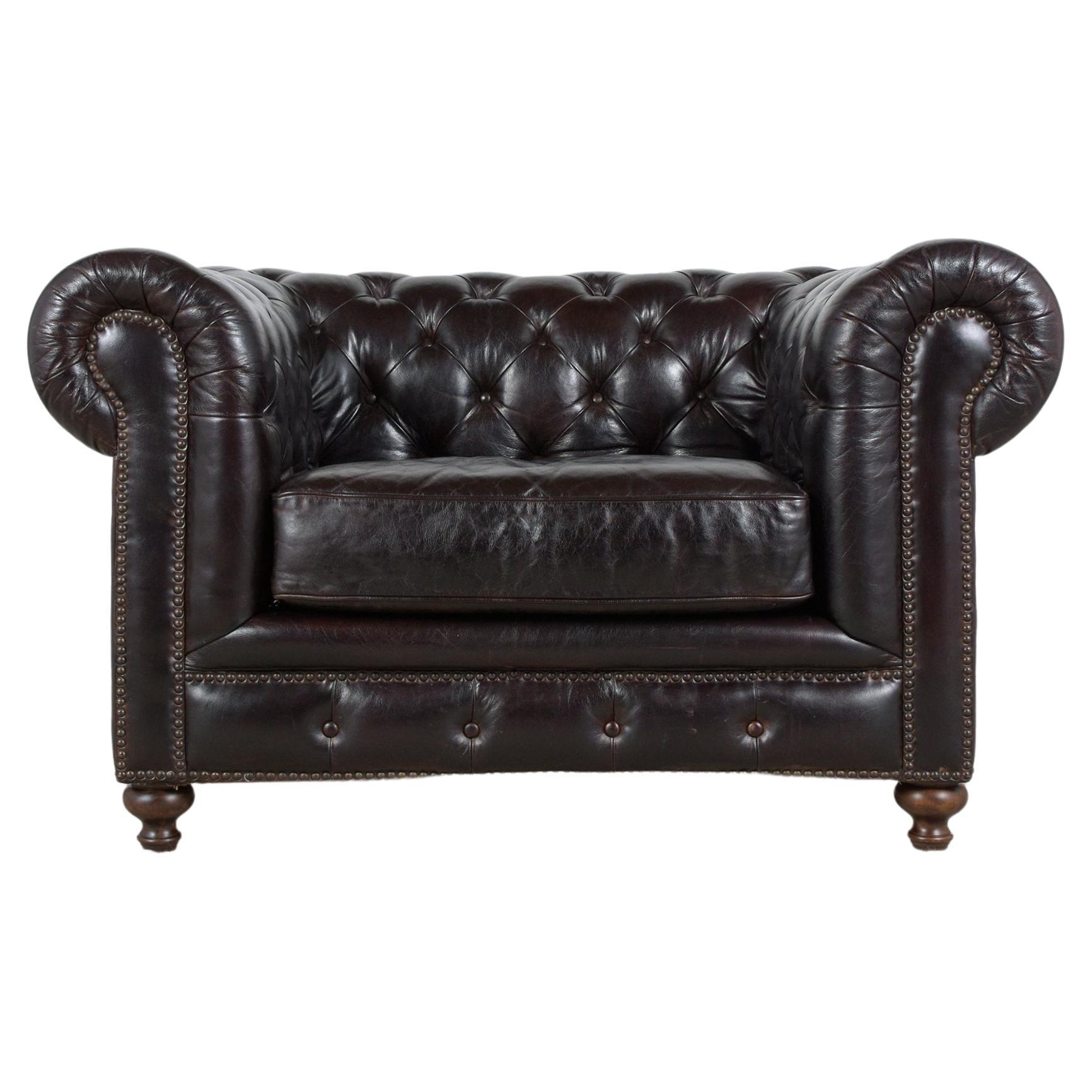 Tauchen Sie ein in die Welt des klassischen Luxus mit unserem Chesterfield-Sessel im Vintage-Stil, einem Möbelstück, das Eleganz und Komfort ausstrahlt. Dieser aus den 1980er Jahren stammende Stuhl wurde von unseren Fachleuten sorgfältig