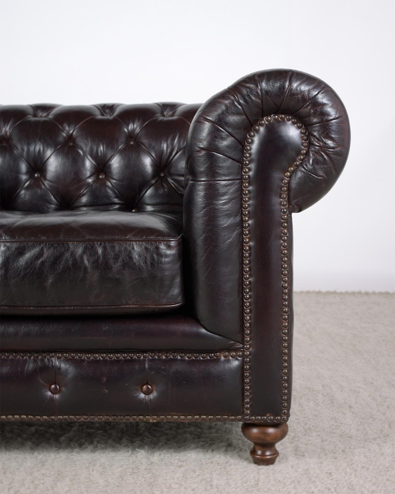 1980er Jahre Vintage Chesterfield Loungesessel aus tief burgunderrotem Leder (Patiniert) im Angebot