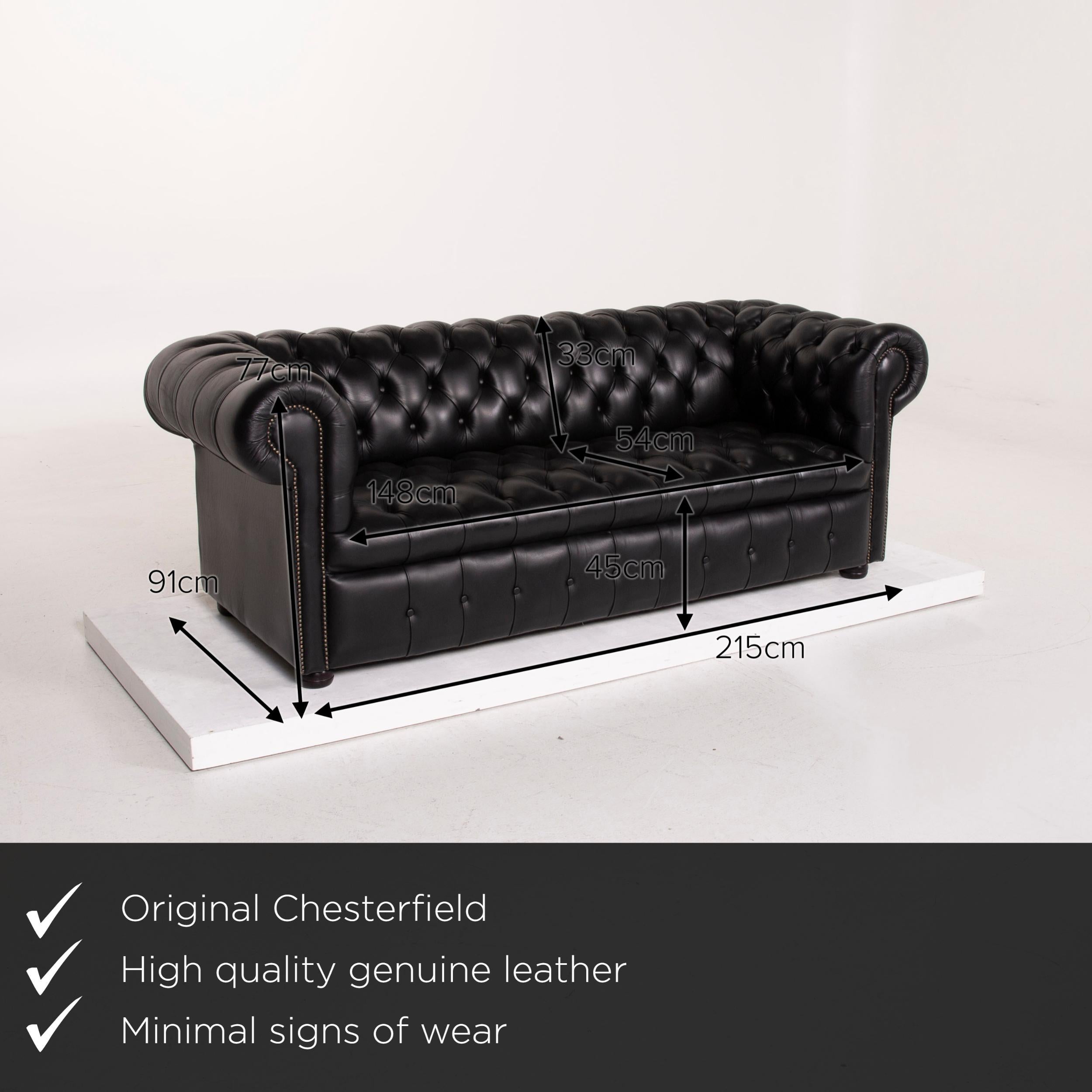 We present to you a Chesterfield leather sofa black three-seat.
  
 

 Product measurements in centimeters:
 

Depth 91
Width 215
Height 77
Seat height 45
Rest height 77
Seat depth 54
Seat width 148
Back height 33.