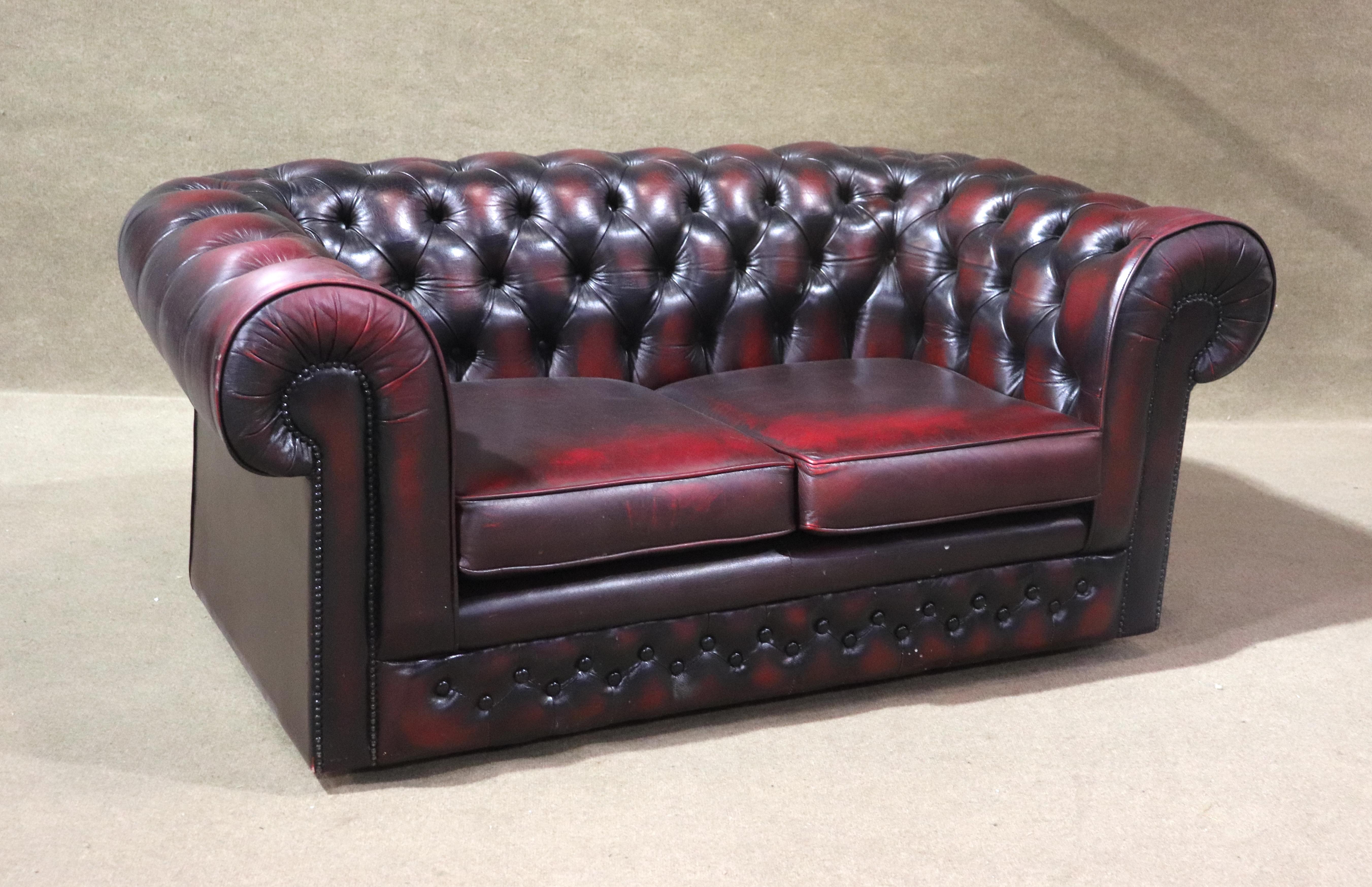 Canapé-lits à deux coussins par Thomas Lloyds. Magnifique cuir vermoulu avec boutons recouverts de cuir, accoudoirs à volutes et garnitures à tête de clou.
Veuillez confirmer le lieu NY ou NJ