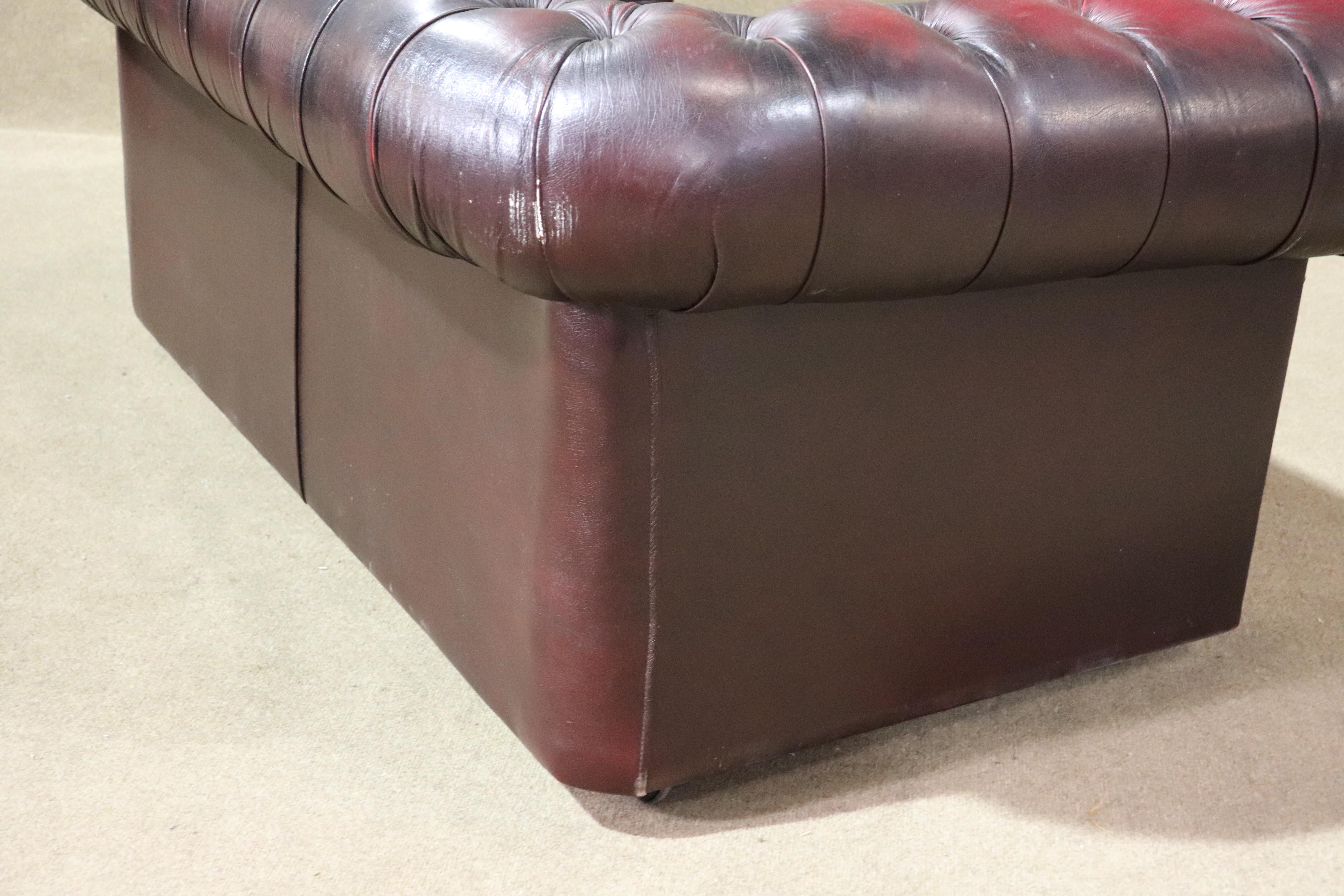 Canapé en cuir Chesterfield en vente 4