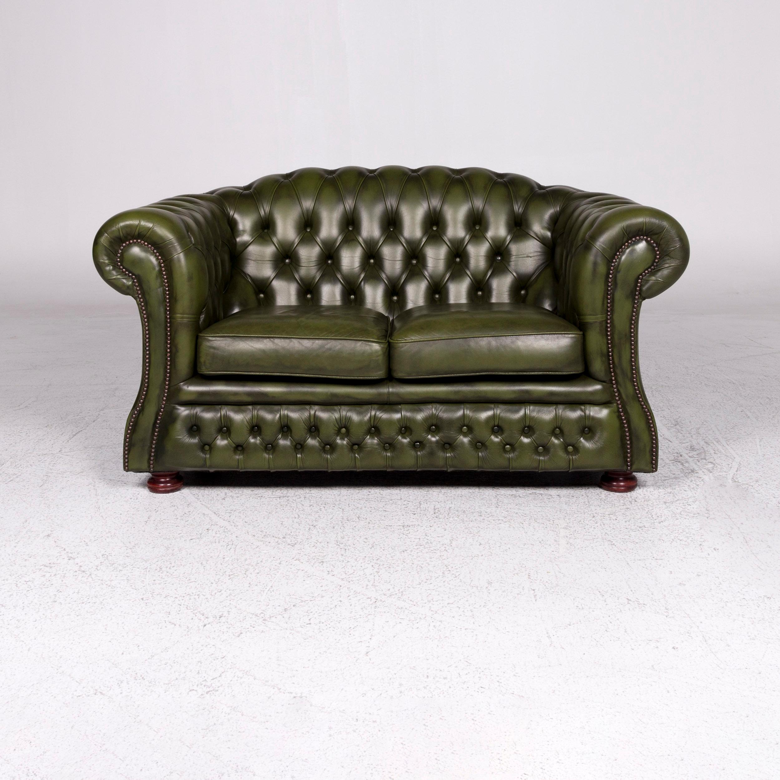 We bring to you a Chesterfield leather sofa green two-seat retro couch.
 
 Product measurements in centimeters:
 
 depth 92
 width 153
 height 84
 seat-height 46
 rest-height 74
 seat-depth 58
 seat-width 96
 back-height 40.

  