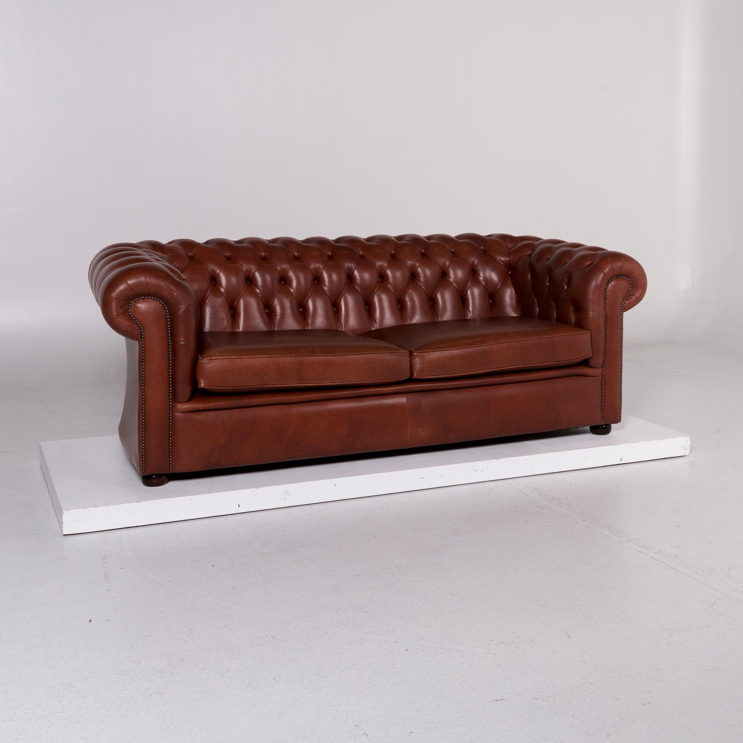 We bring to you a Chesterfield leather sofa red brown three-seat couch retro.
 
 Product measurements in centimeters:
 
 Depth 97
 Width 220
 Height 84
 Seat-height 48
 Rest-height 80
 Seat-depth 61
 Seat-width 150
 Back-height 37.
  