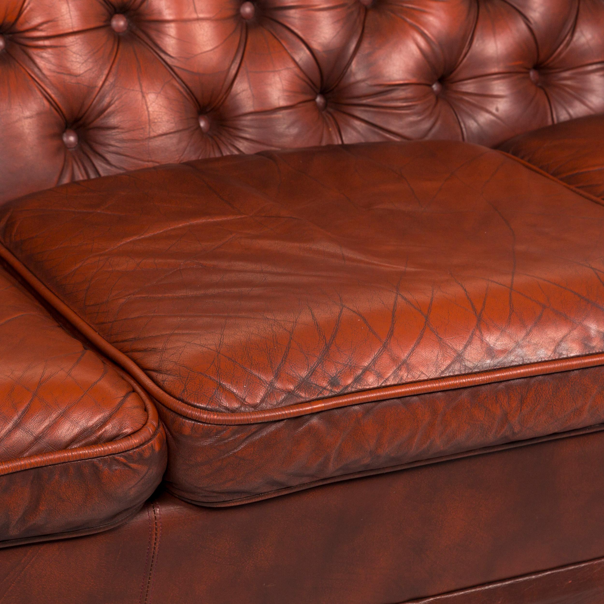 We present to you a Chesterfield leather sofa red three-seat retro vintage couch.
    
 

 Product measurements in centimeters:
 

Depth 89
Width 158
Height 74
Seat height 41
Rest height 61
Seat depth 53
Seat width 157
Back height