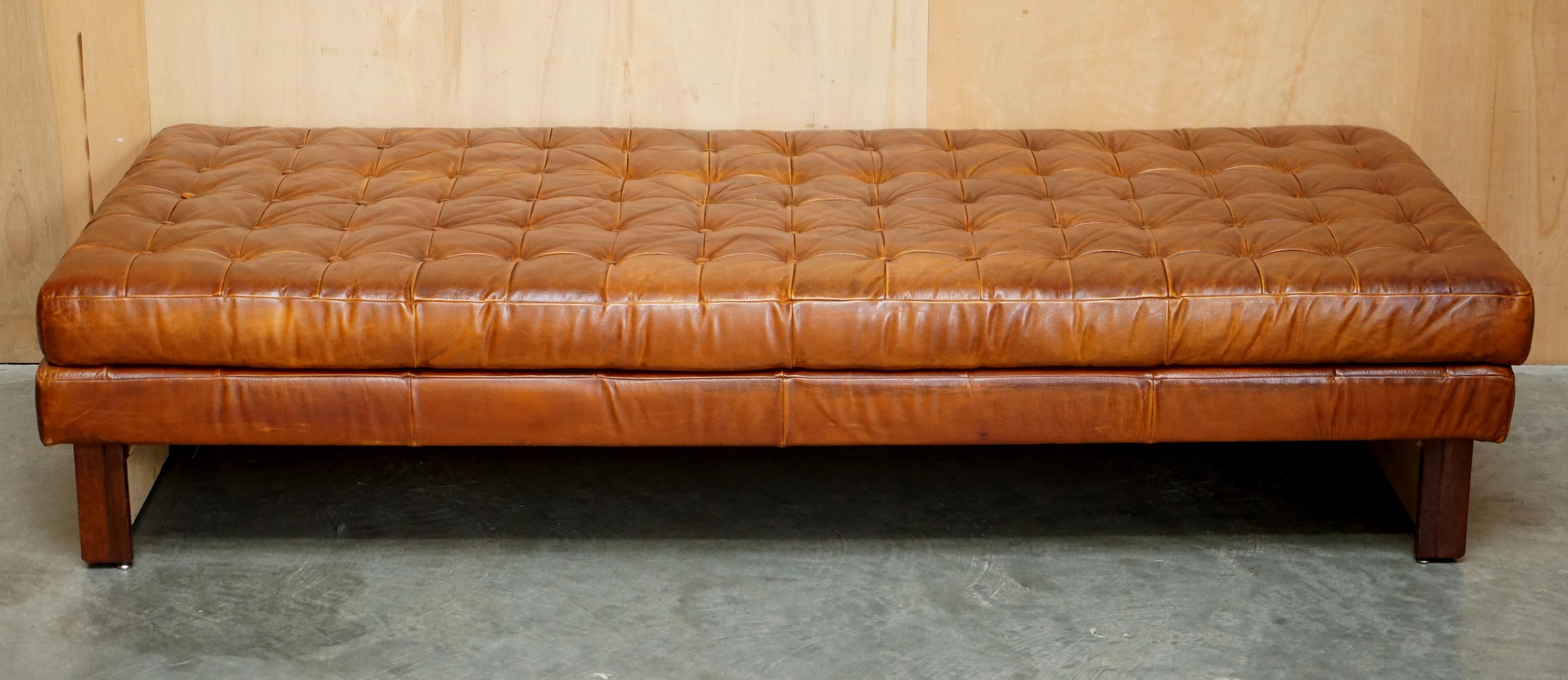 Royal House Antiques

Royal House Antiques a le plaisir d'offrir à la vente ce charmant canapé de jour touffeté Chesterfield en cuir marron d'époque, d'après la chaise originale du studio Knoll Barcelona.

Veuillez noter que les frais de livraison