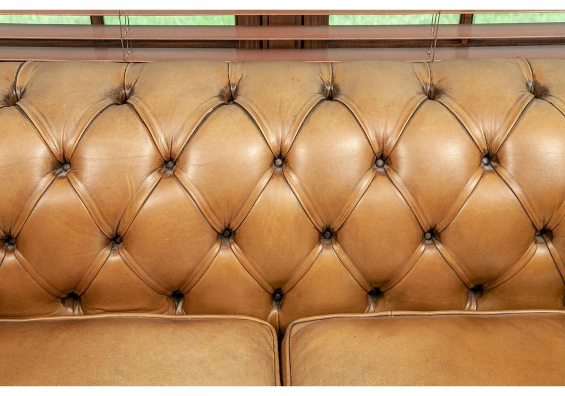 Chesterfield Loveseat en cuir touffeté caramel en vente 5