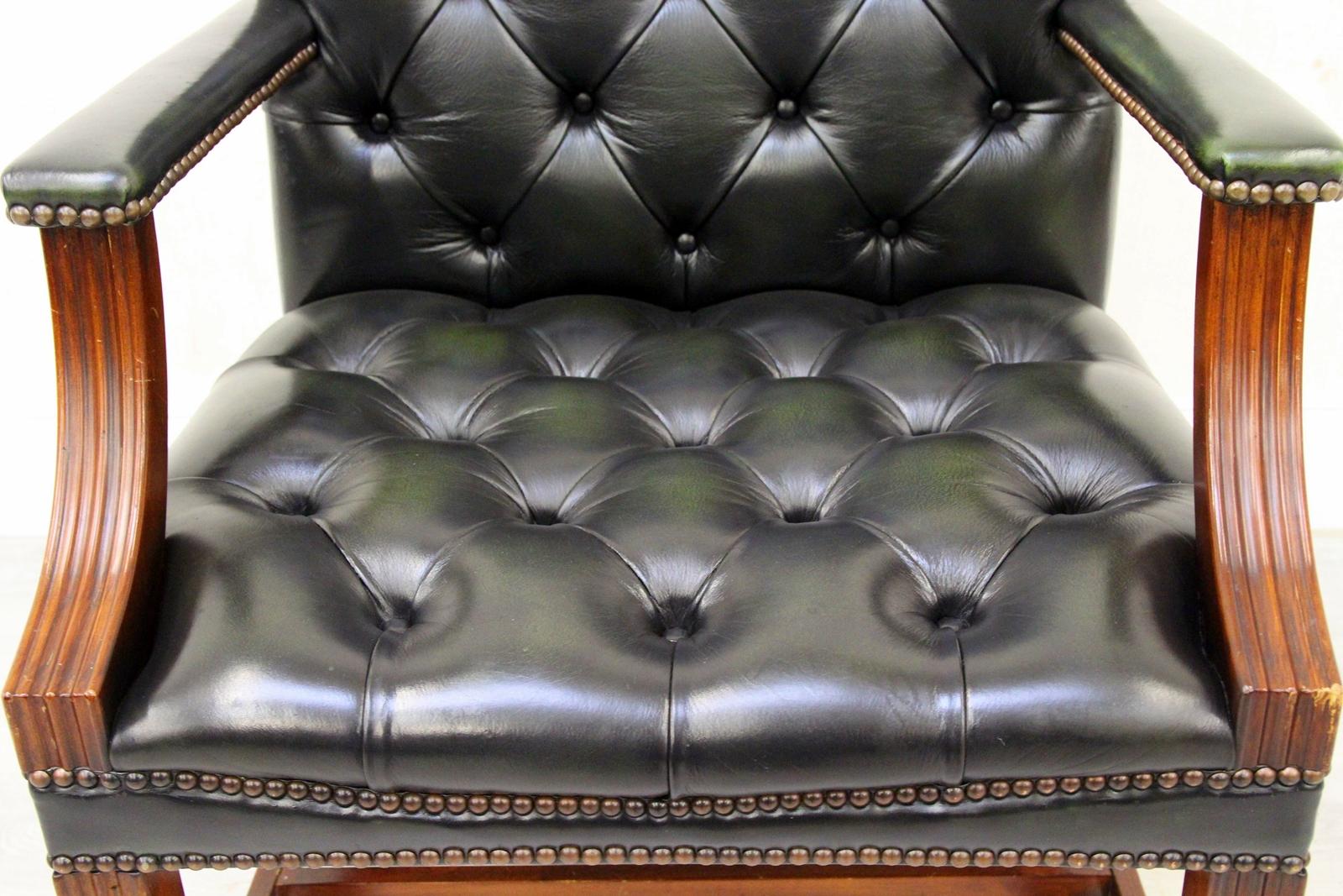 Chesterfield echt Leder Sessel von WADE( made in England)
in originellem Design
Sehr bequem und mit wuderschönen Patina
Zustand: Ded Sessel ist in SEHR einem gutem Zustand
Stuhl
H x 103cm, B x 63cm, T x 70cm
Polster ist in einem SEHR gutem