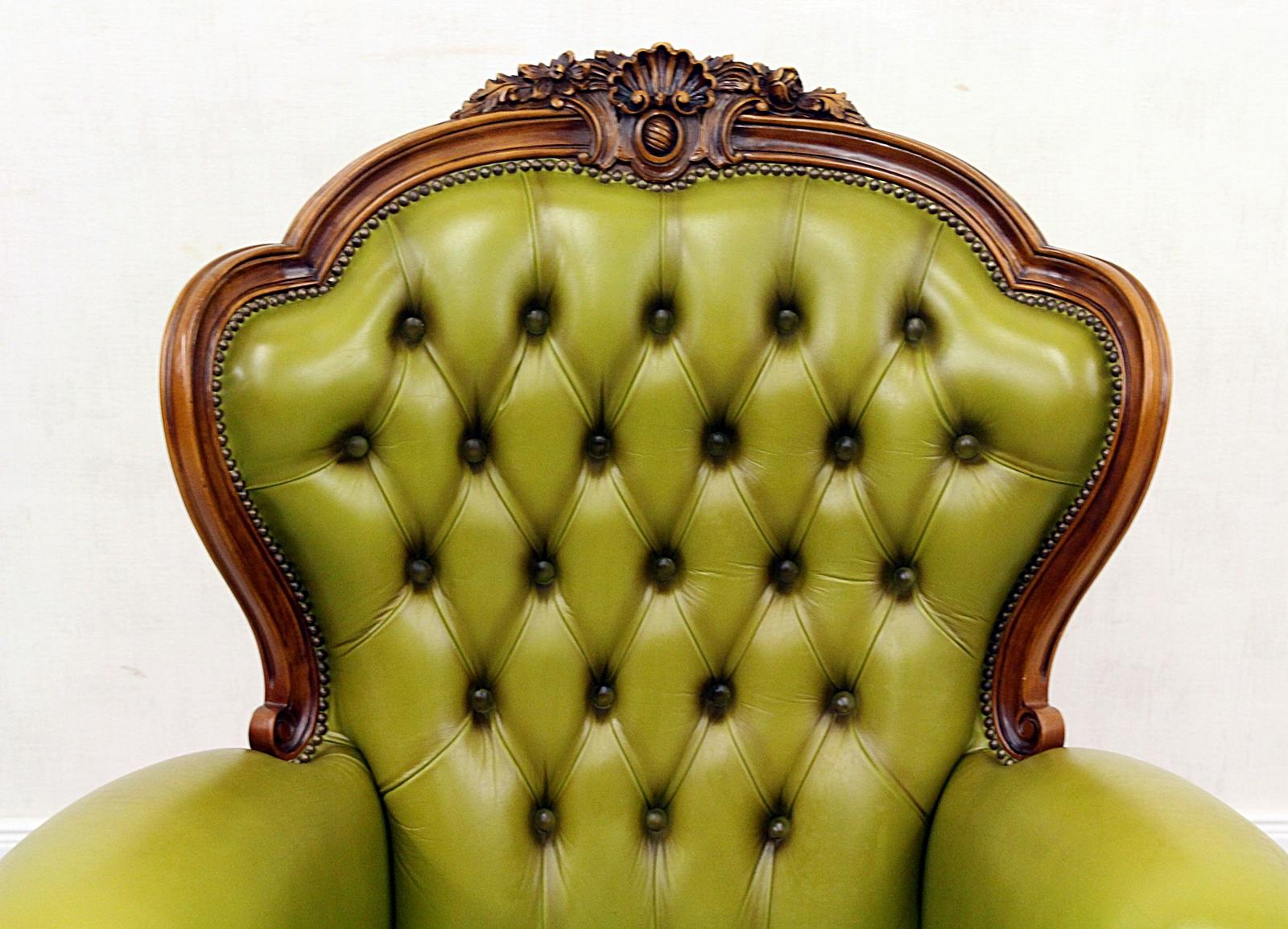 Chesterfield armchair
In original design

Condition: The chair is in a very good condition, with normal signs of wear
Armchair
Measures: Height x 108 cm width x 90 cm depth x 85 cm
Upholstery is in good condition (see photos).
Cushion: