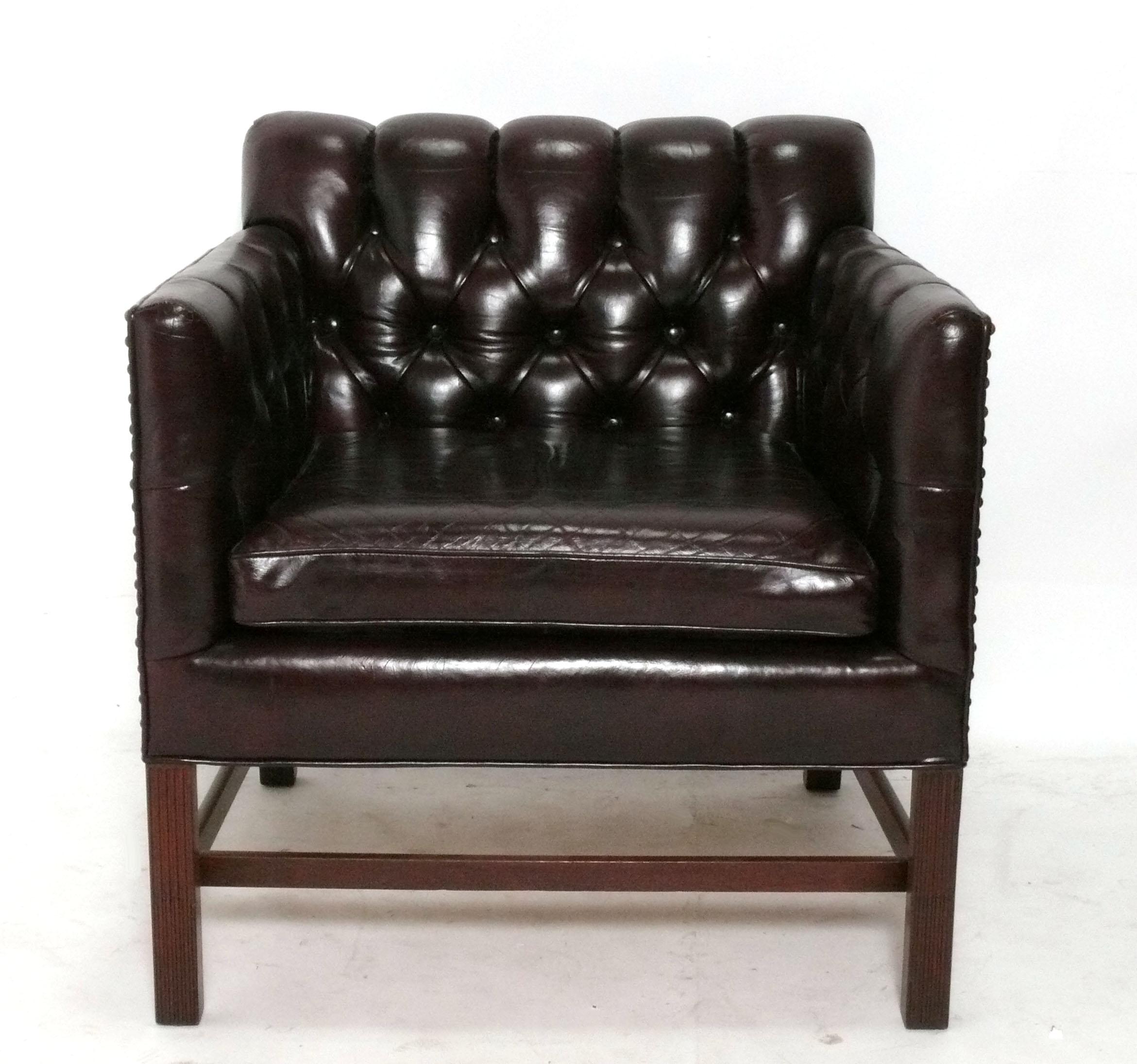 Eleganter Chesterfield Oxblood Leather Lounge Chair, hergestellt von Kittinger, Amerika, um 1970. Das Leder ist perfekt eingelaufen und behält die warme Patina, die nur mit dem Alter erreicht wird. 
