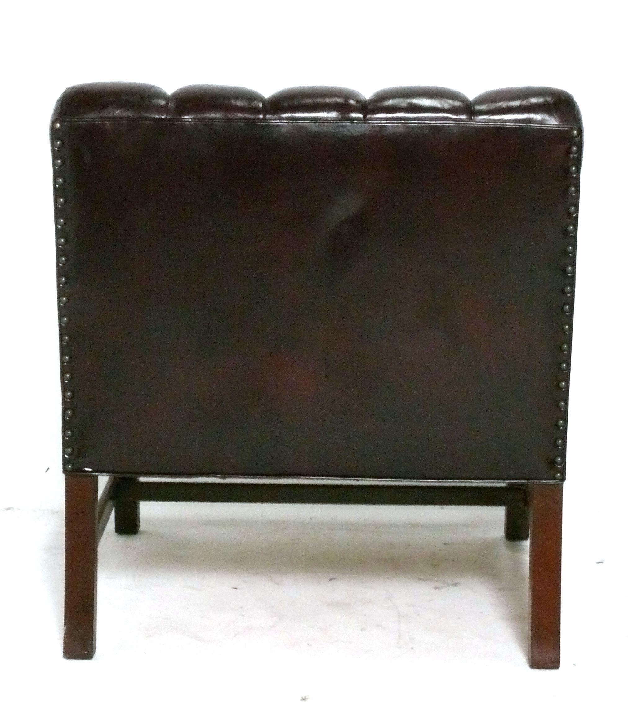 Chesterfield Oxblood Leder Lounge Stuhl von Kittinger (Messing) im Angebot