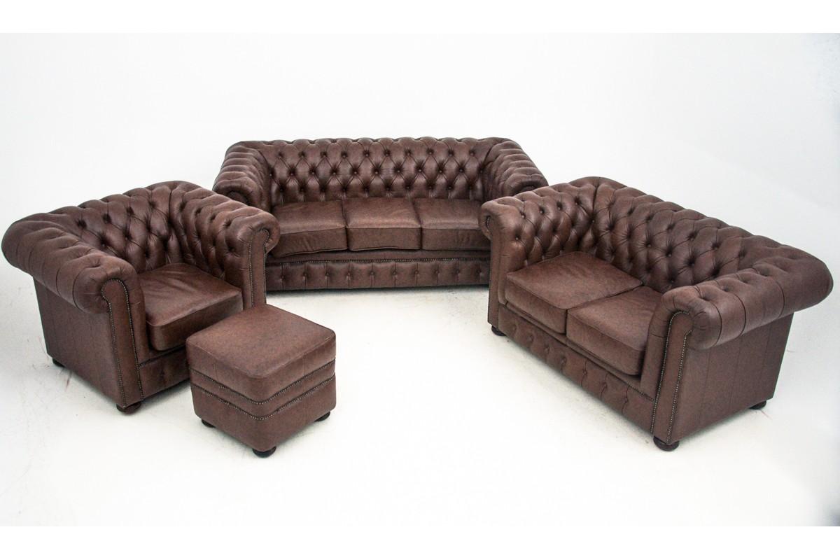 Chesterfield Salon Set, Northern Europe, circa 1940.
Very good condition.
Original brown leather preserved in excellent condition. 

The set includes:

- three-seater sofa, height 75 cm, seat height 45 cm, width 200 cm, depth 90 cm

-