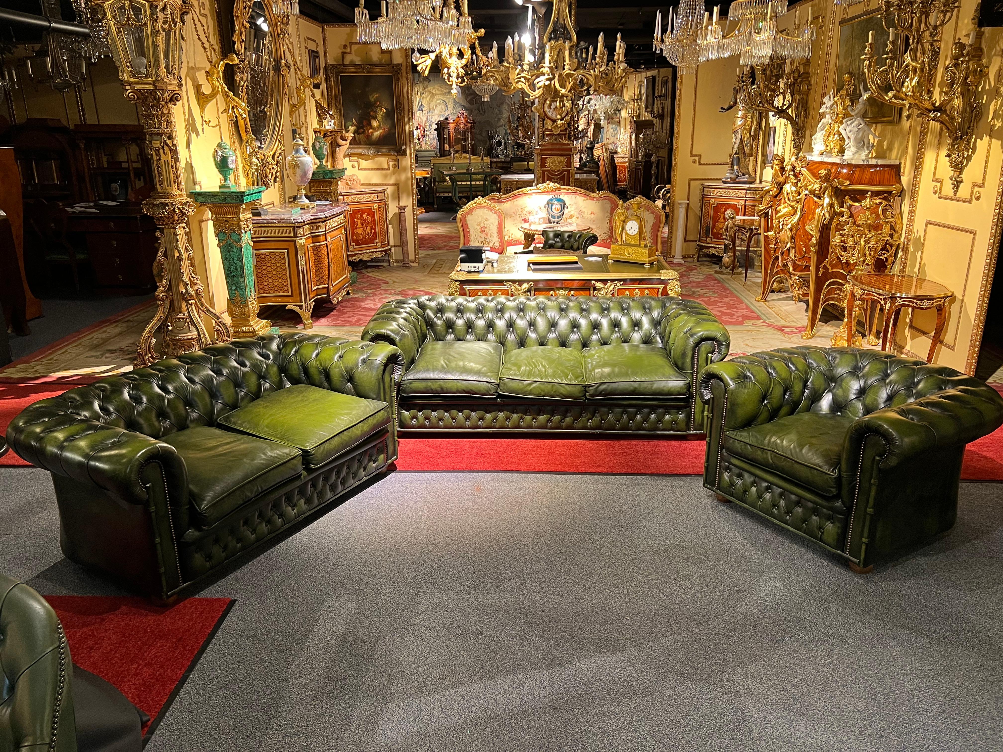 Very well-kept Chesterfield set Kent model. This model was made by the company Centurion, the company is a traditional manufactory which is known for its quality it is in a vintage condition.
But over the years it has gotten a bit more character. We