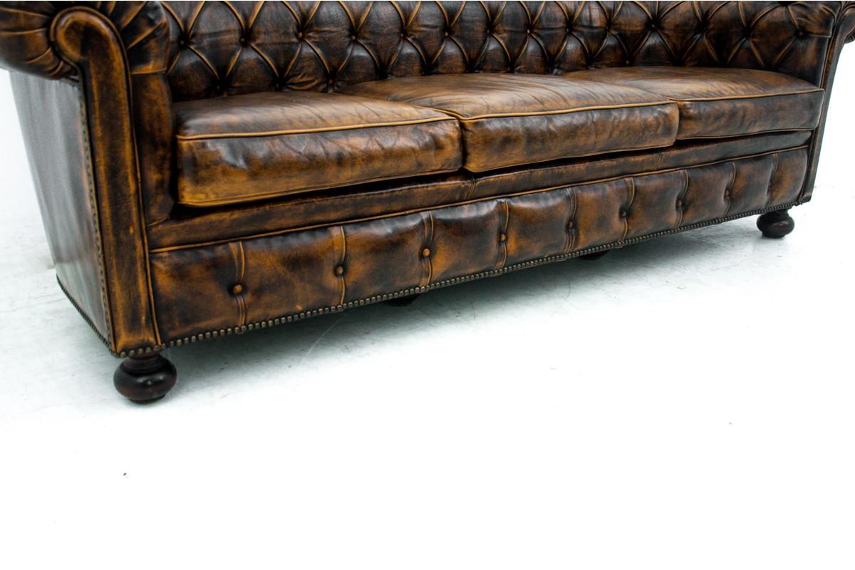 Club lounge set in the style of Chesterfield from the 1940s

century. Furniture entirely covered with natural leather, characteristically quilted.

This model is timeless, it will be perfect for a modern loft

as well as a stylish office.