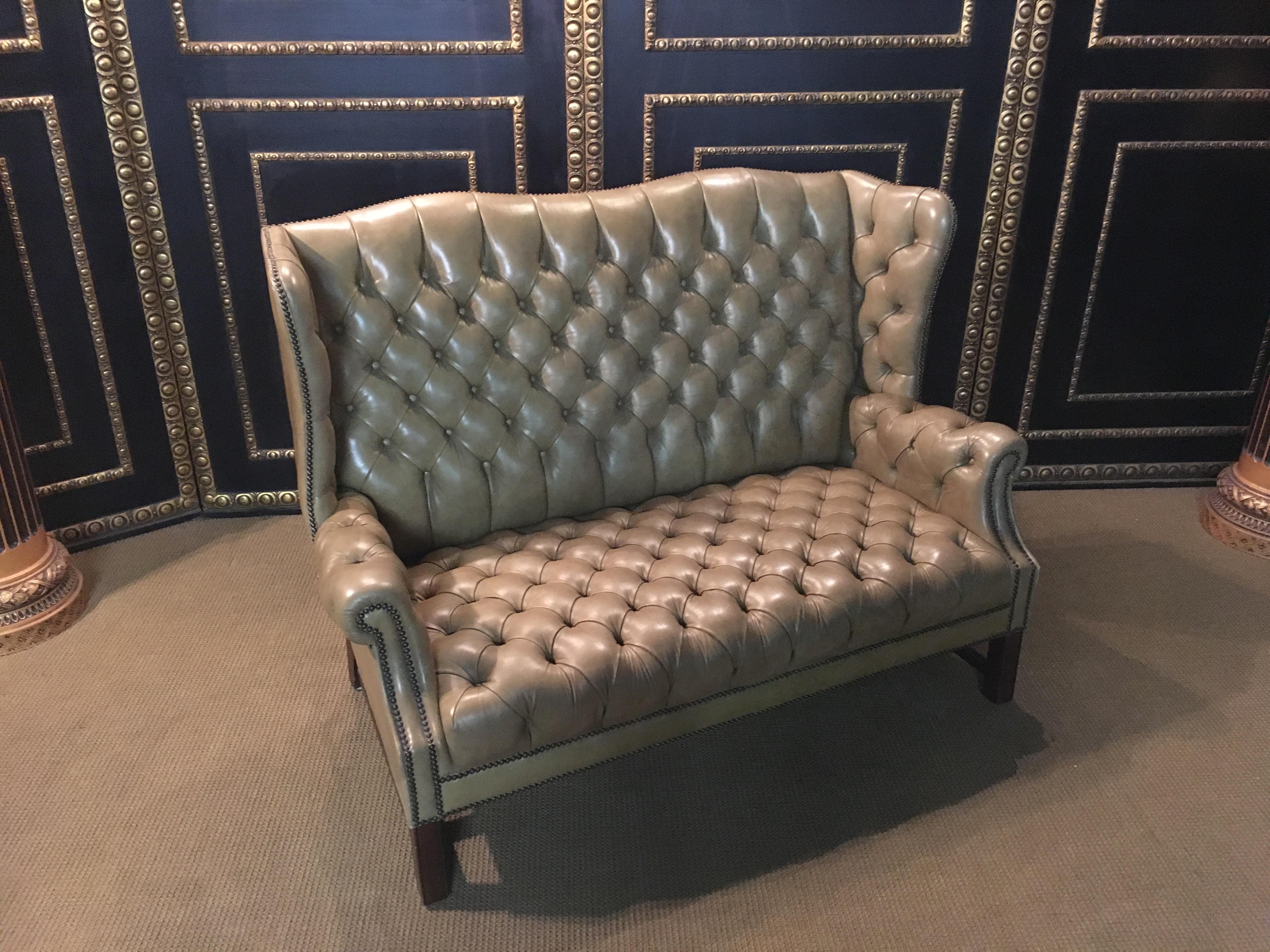 Nice Chesterfield sofa top condition, high back.
Seat and back quilted.
This eyecatcher is a unique piece not a cheap copy,
genuine spring core.