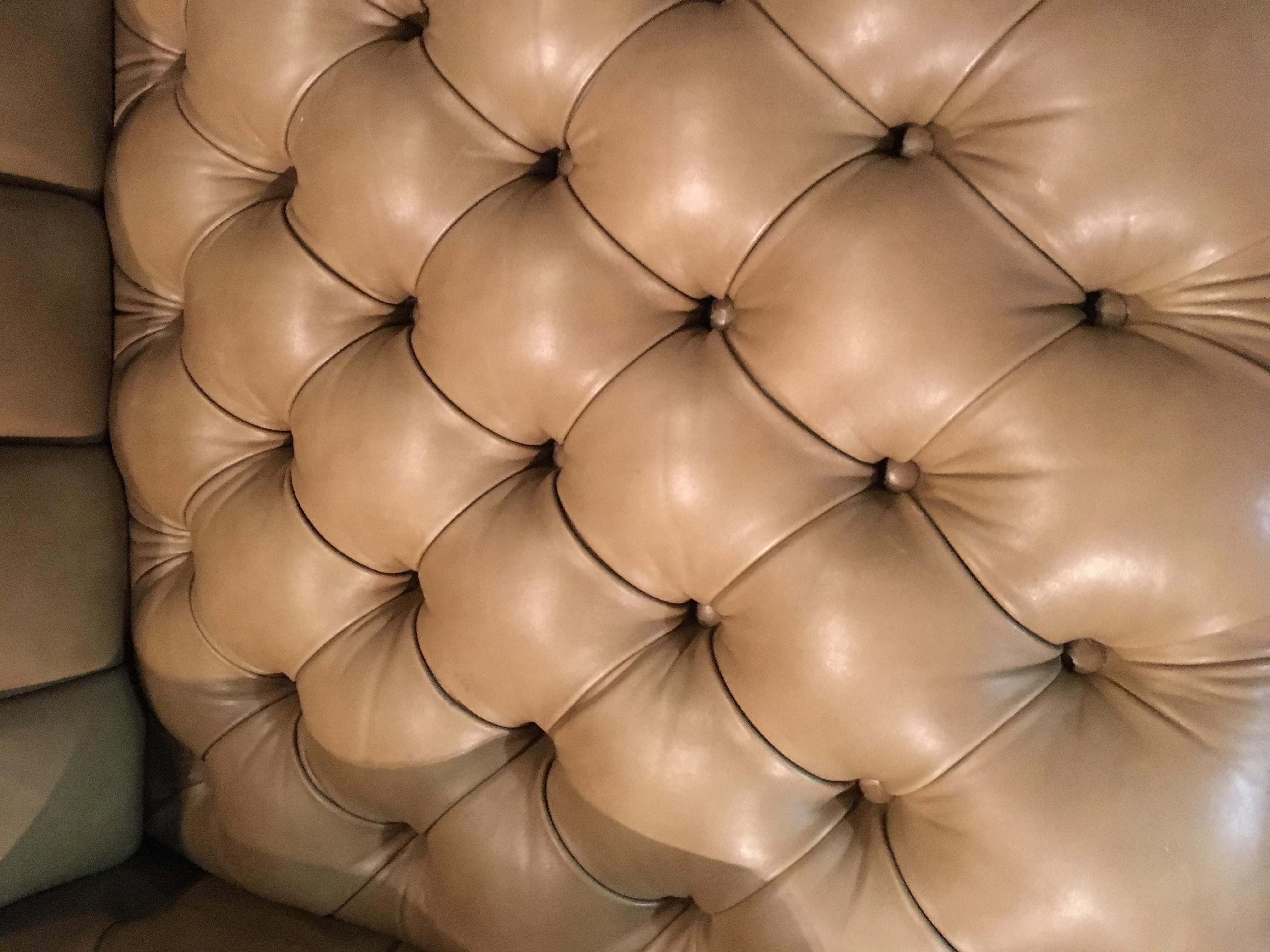 Chesterfield Sofa 2-Seat, High Back Top Condition In Good Condition In Berlin, DE