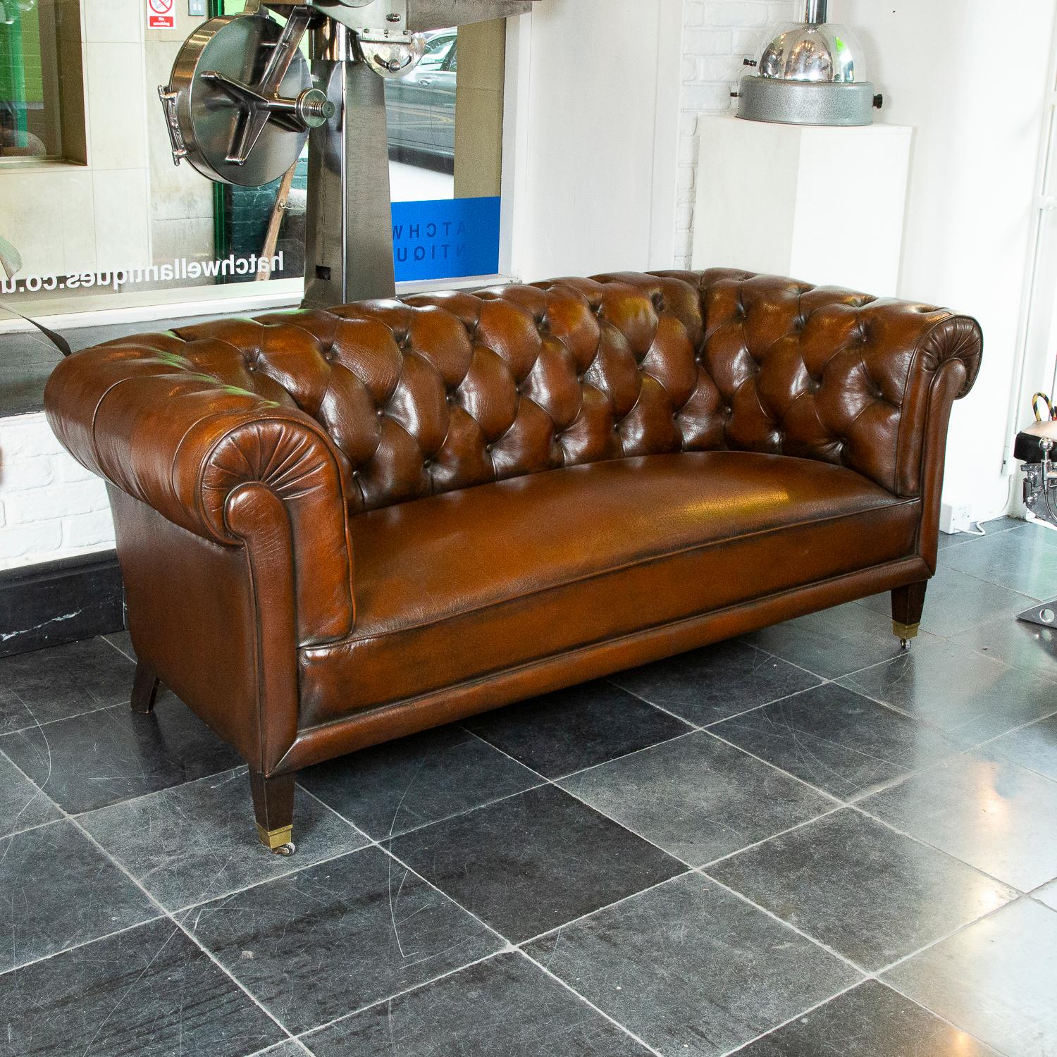 A very good quality brown leather button backed Chesterfield sofa.

Feet with brass caps and casters.
  
