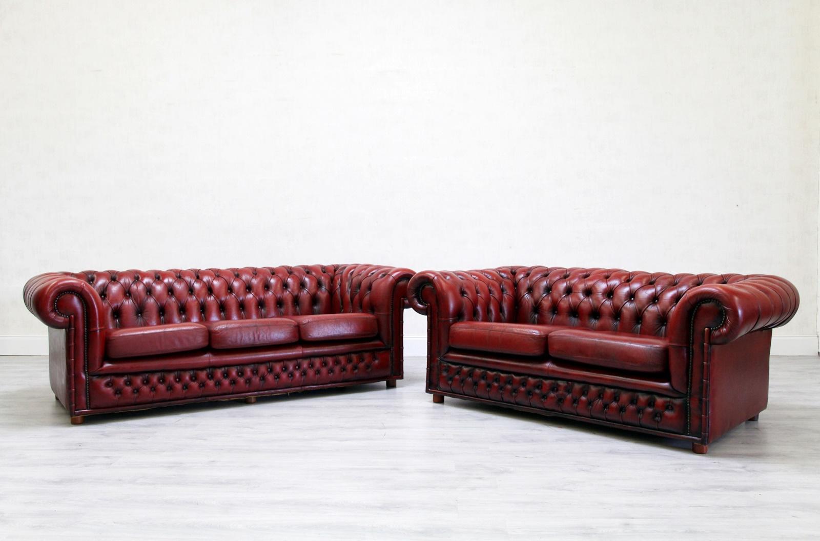 Chesterfield sectional sofa made in England
The shape is Classic
Sofa 3-seat
Measures: Height x 67cm, length x 200cm, depthx90cm
Sofa 2-seat
Height x 67cm, length x 170cm, depth x 90cm
Color: Oxblood / Red
Cushion: foam
Condition: The set is