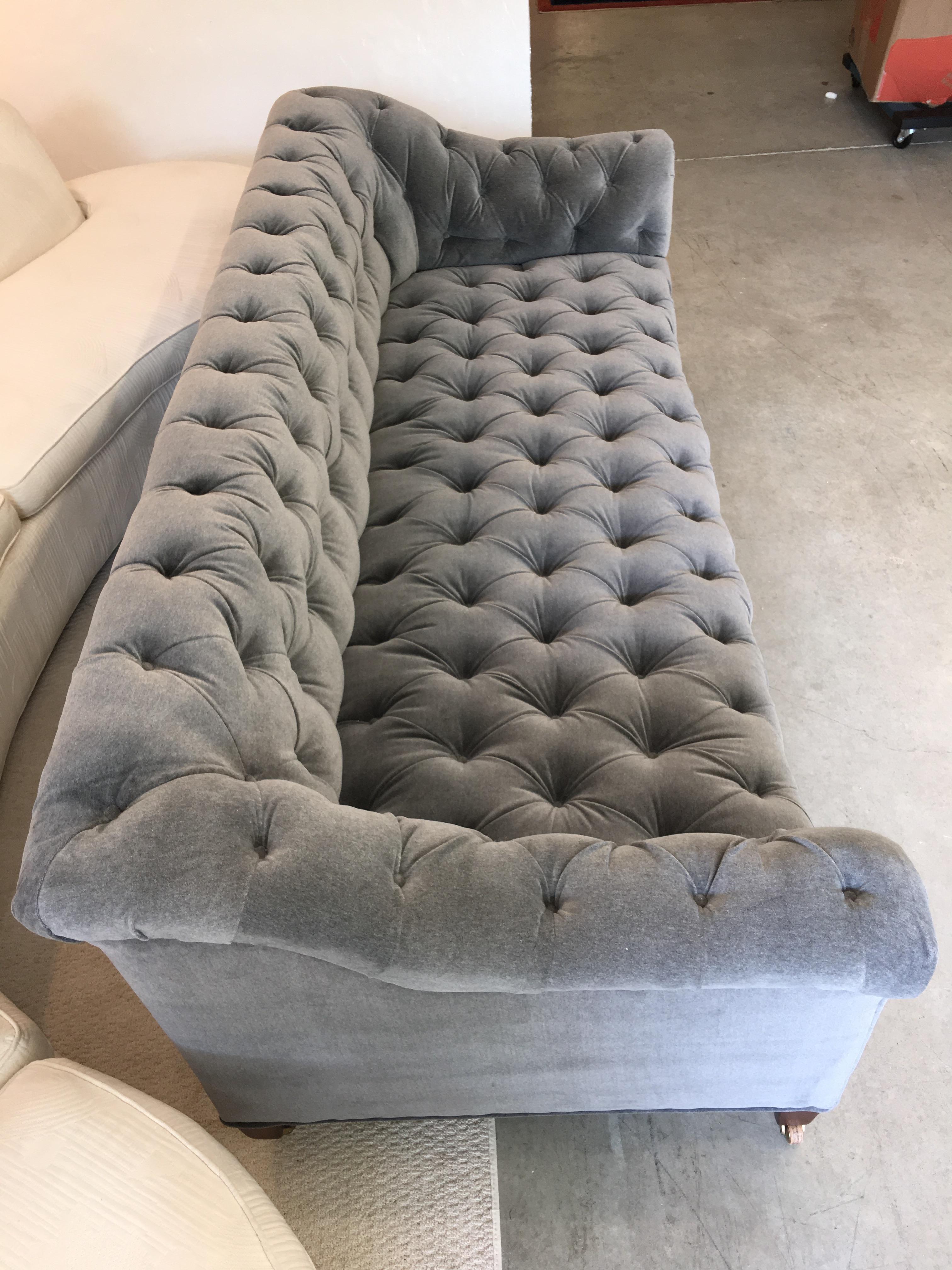 Canapé Chesterfield gris mohair 19ème siècle en vente 3